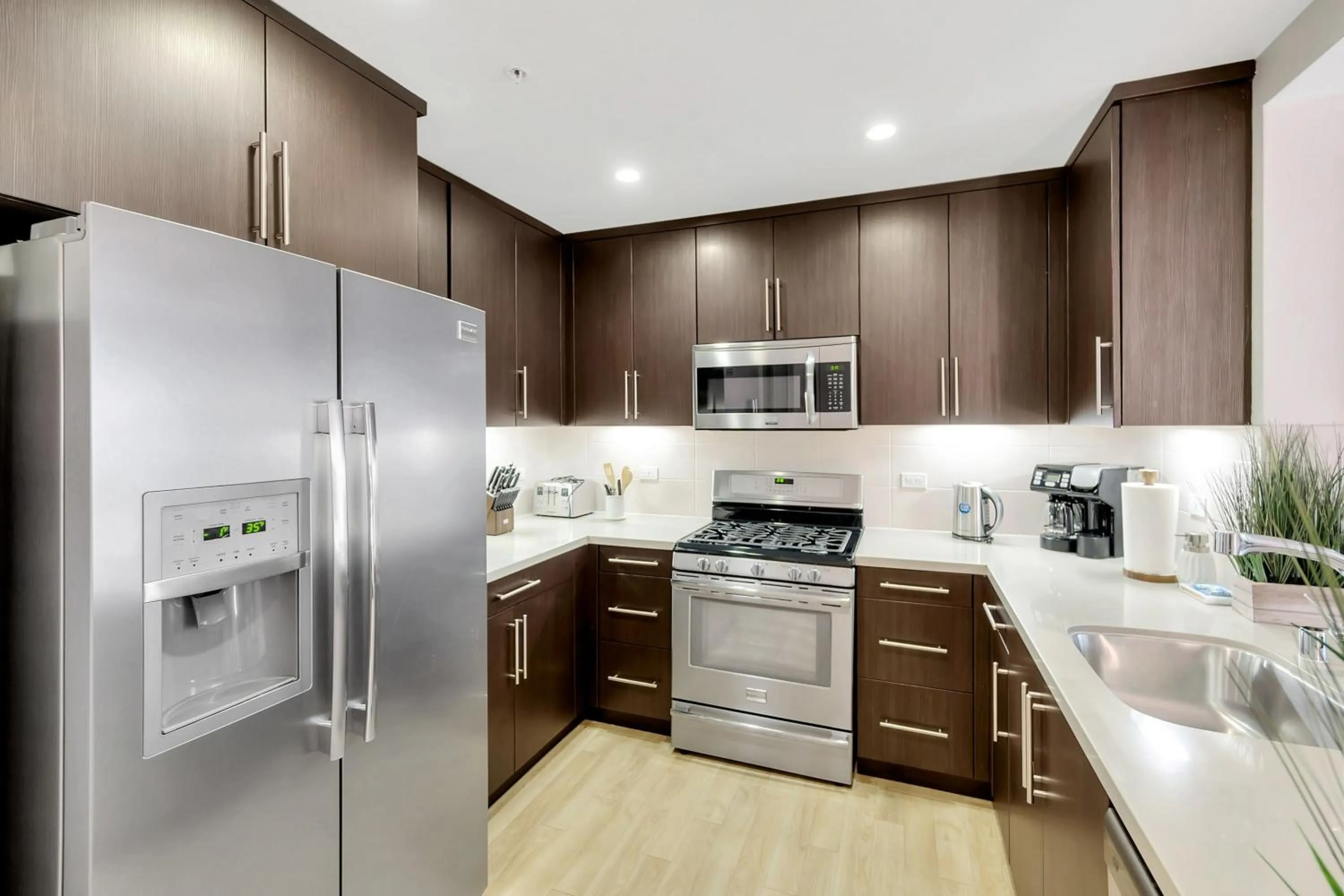 5 Heart of Santa Monica apartment