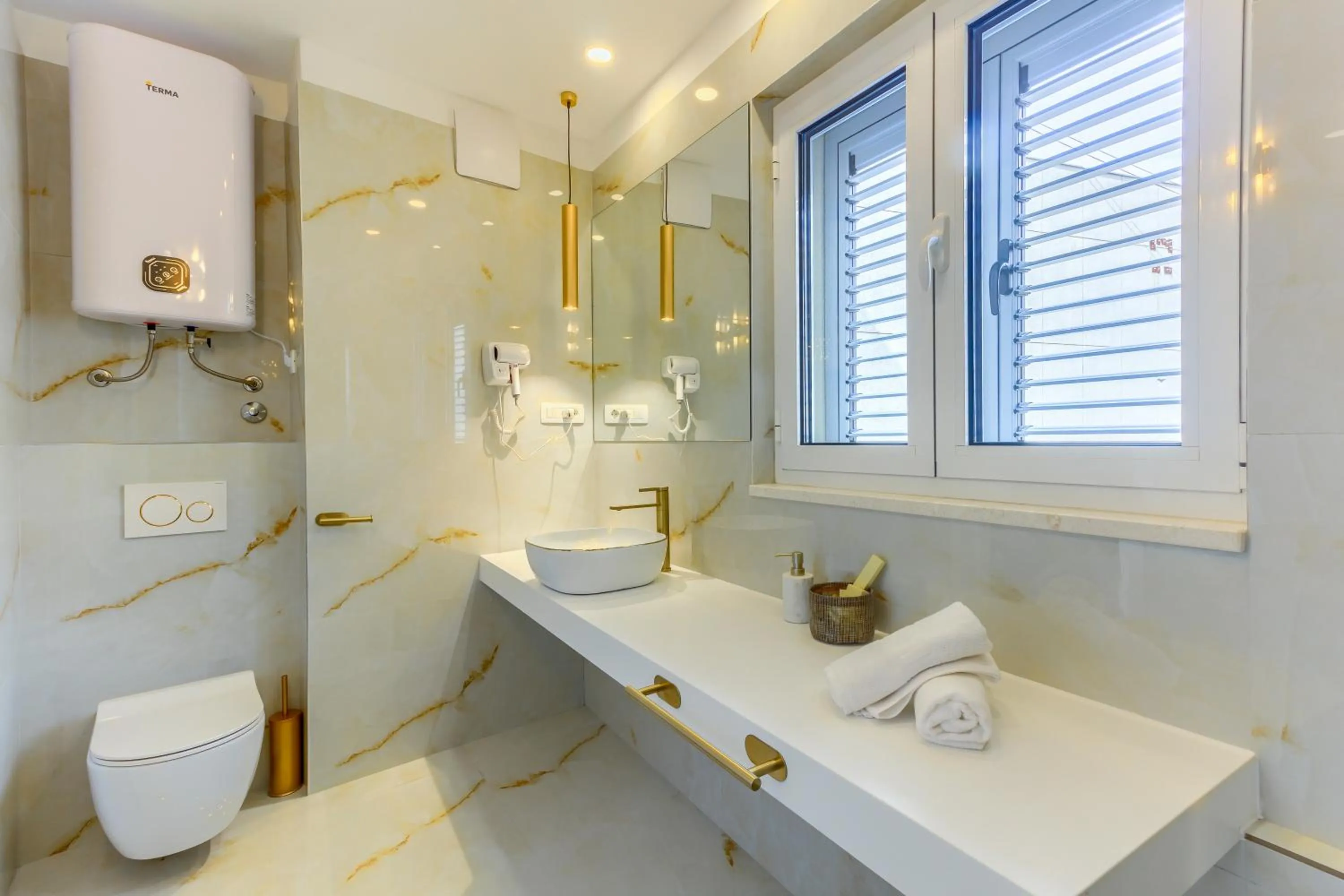 Toilet in Irini Luxury Rooms