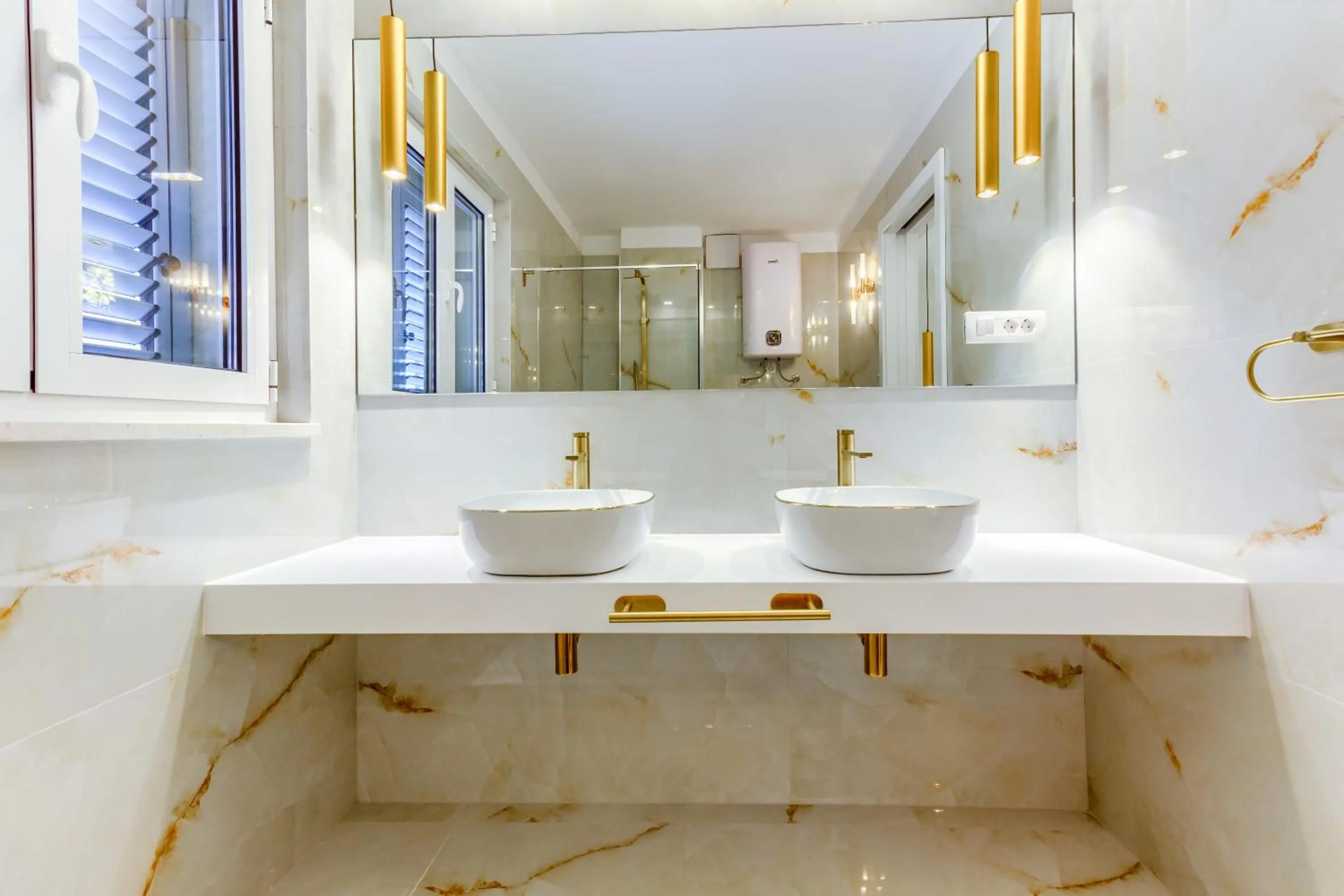 Shower in Irini Luxury Rooms