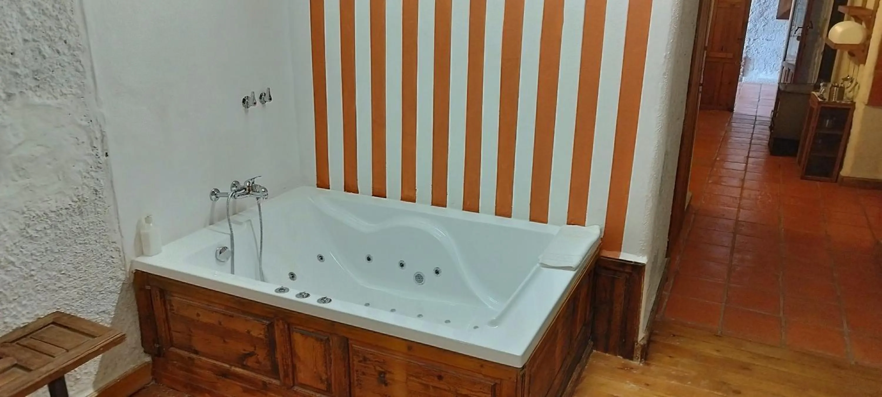 Hot Tub in Casas Cueva y Cortijo La Tala en Guadix