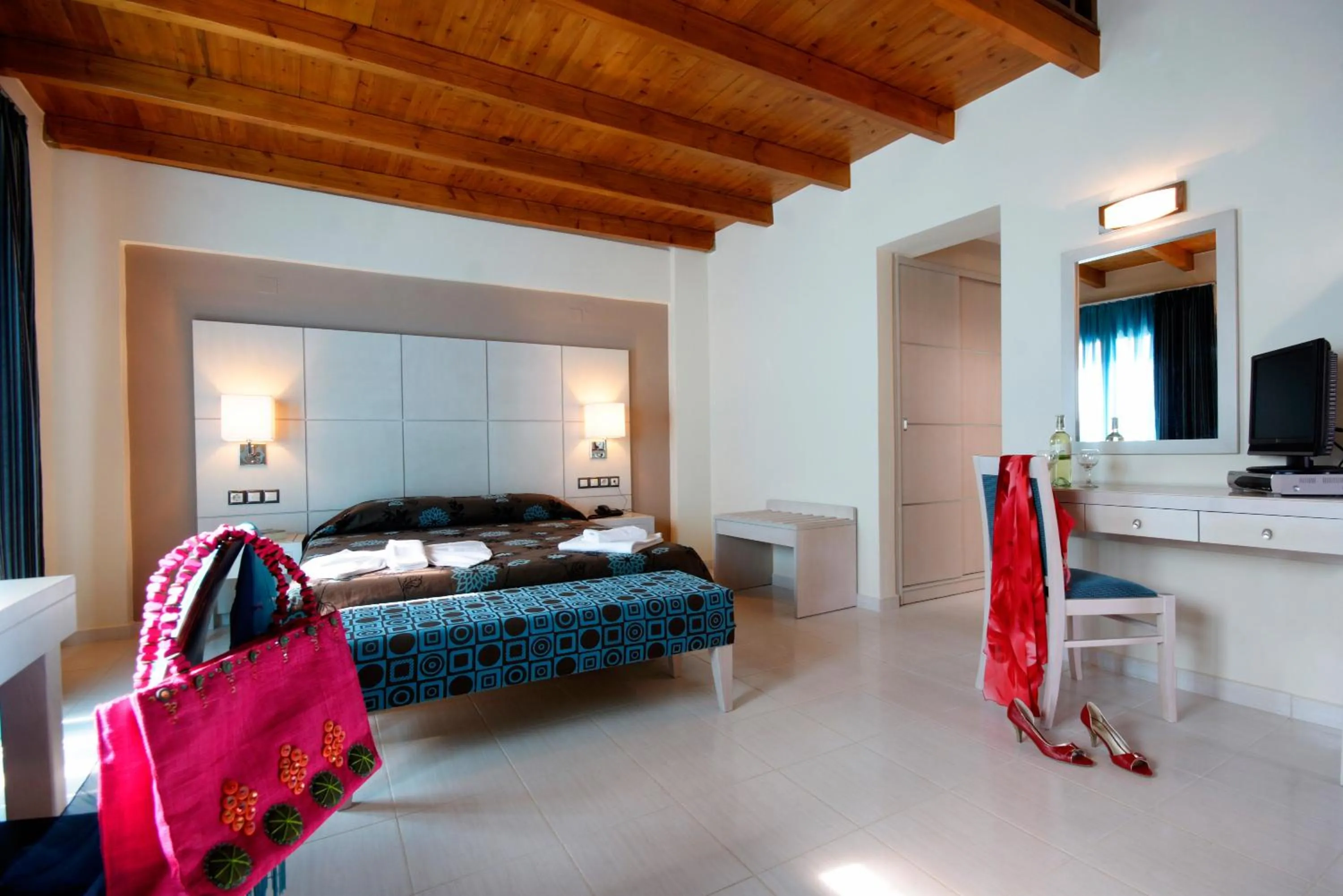 Photo of the whole room, Bed in Theros Hotel