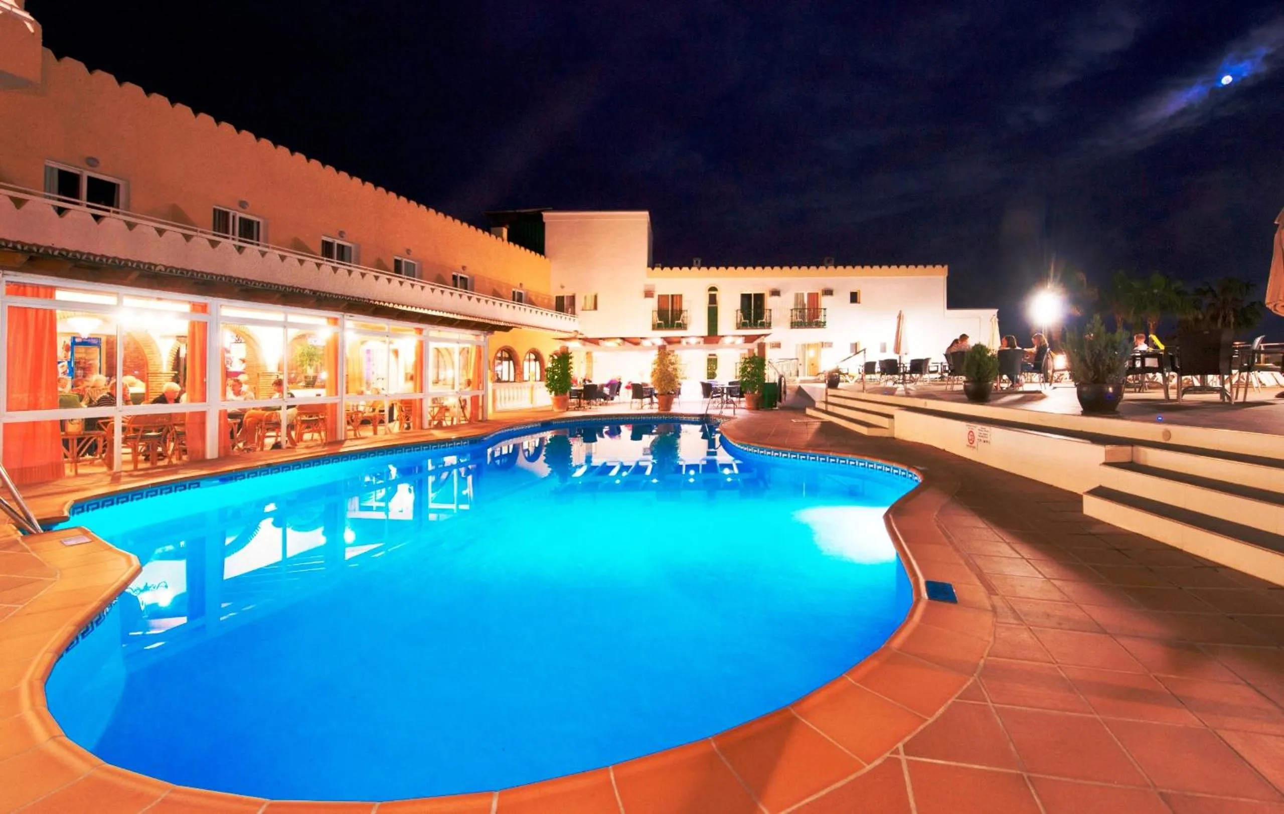 Swimming pool in Hotel Nerja Club by Dorobe