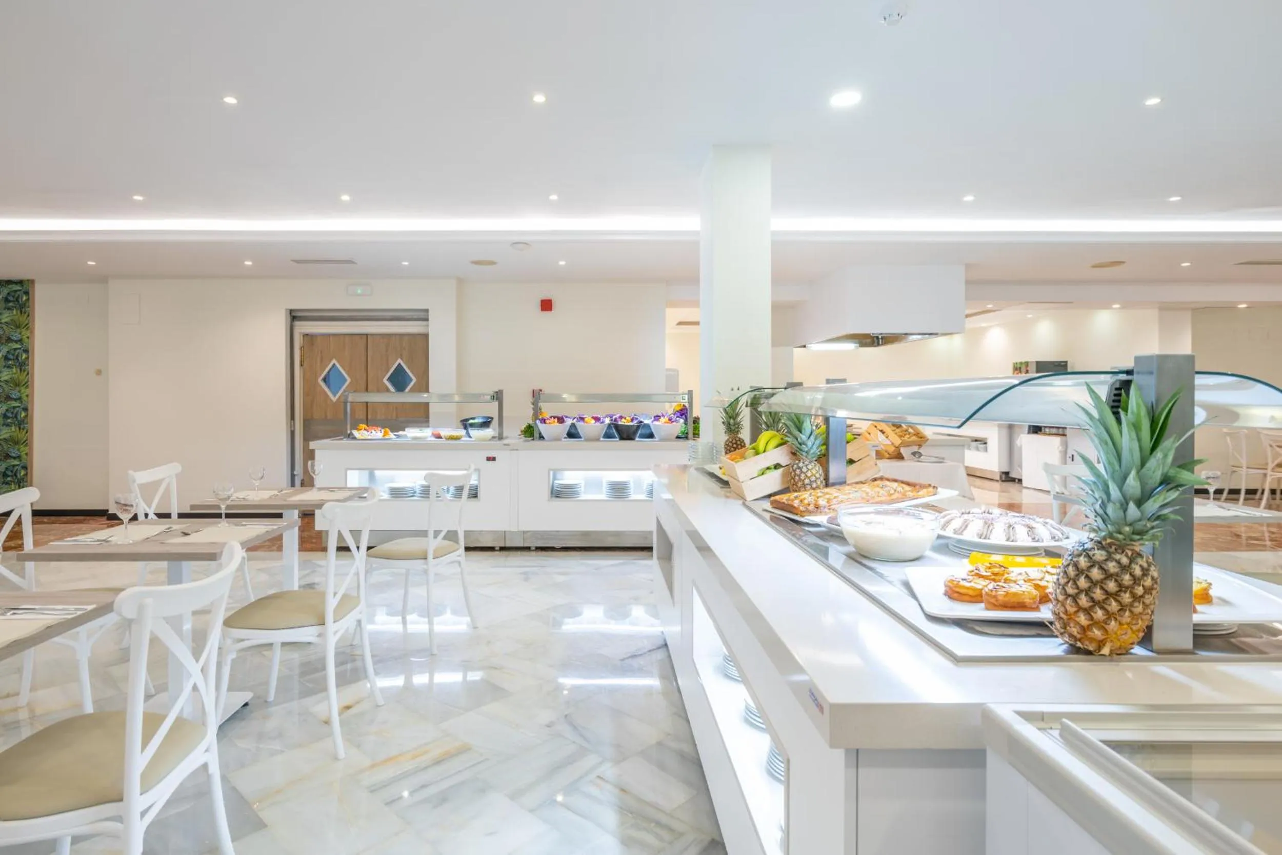 Restaurant/places to eat in Hotel Nerja Club by Dorobe