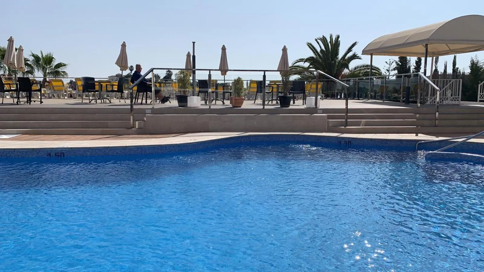 Swimming pool in Hotel Nerja Club by Dorobe