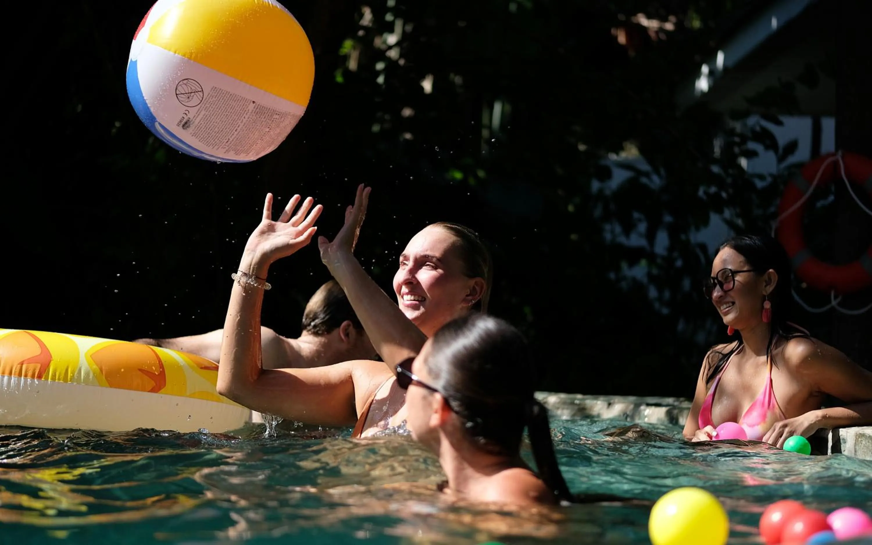 Swimming pool in Mad Monkey Dumaguete