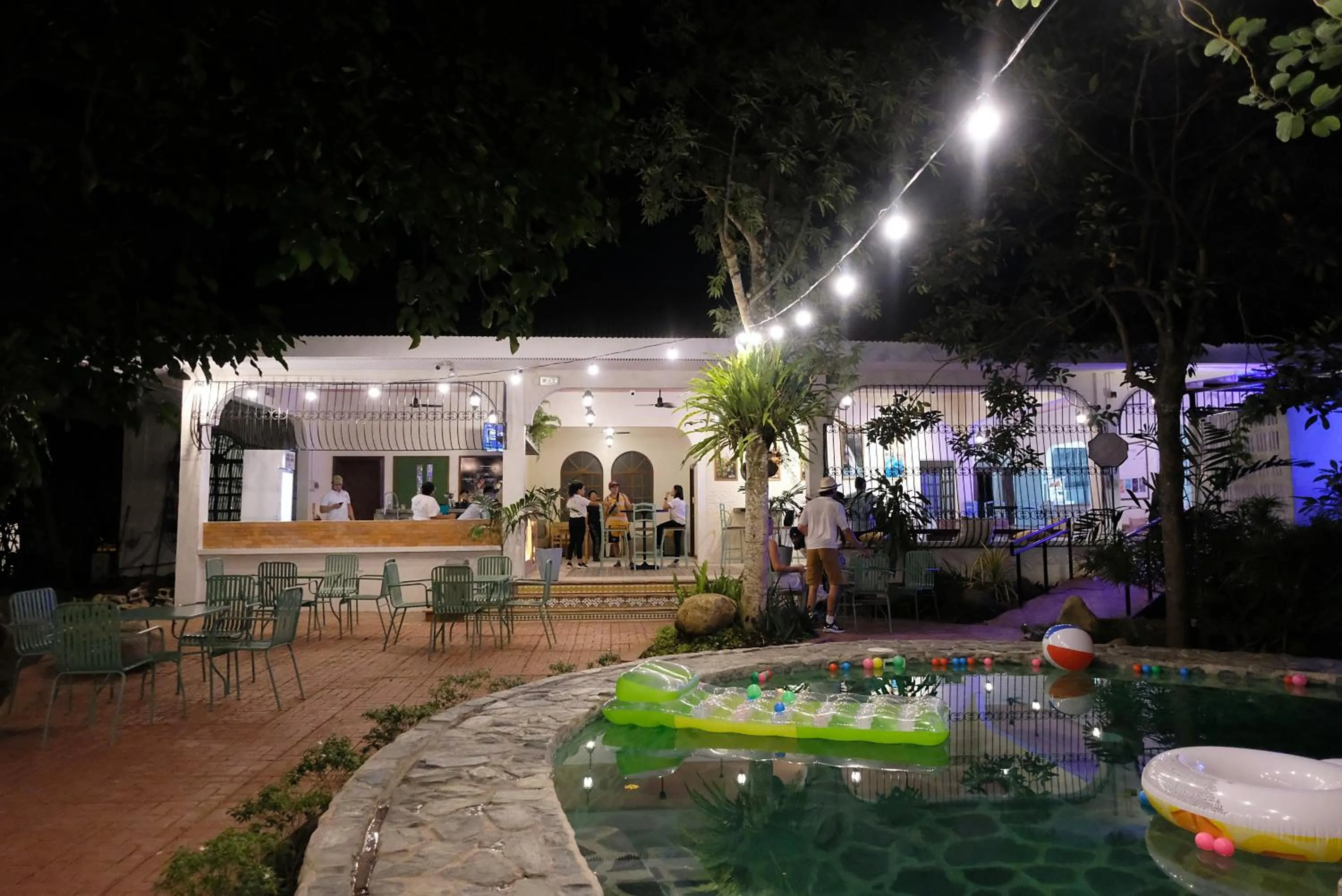 Swimming pool in Mad Monkey Dumaguete