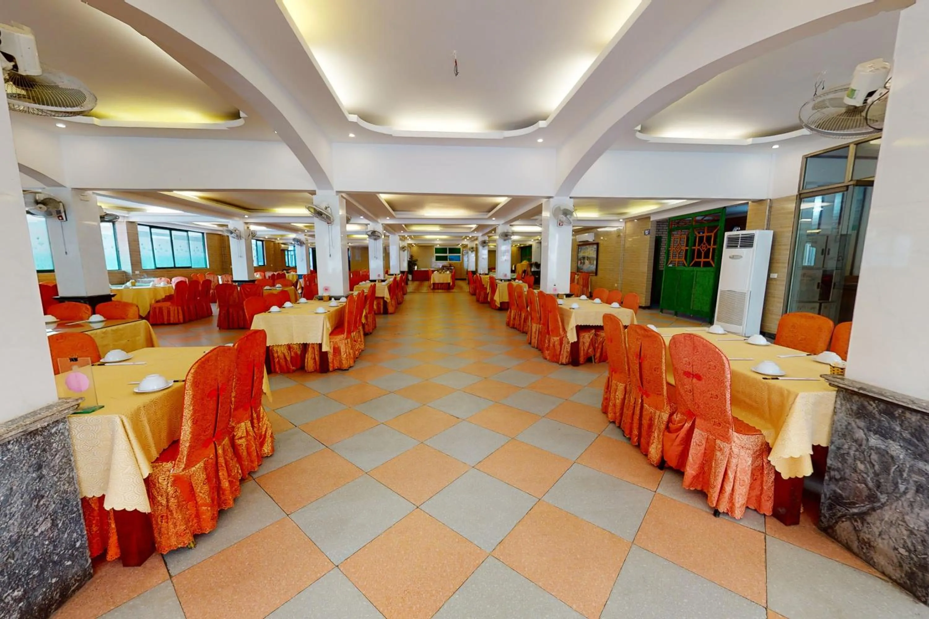 Restaurant/places to eat in Sao Mai Hotel