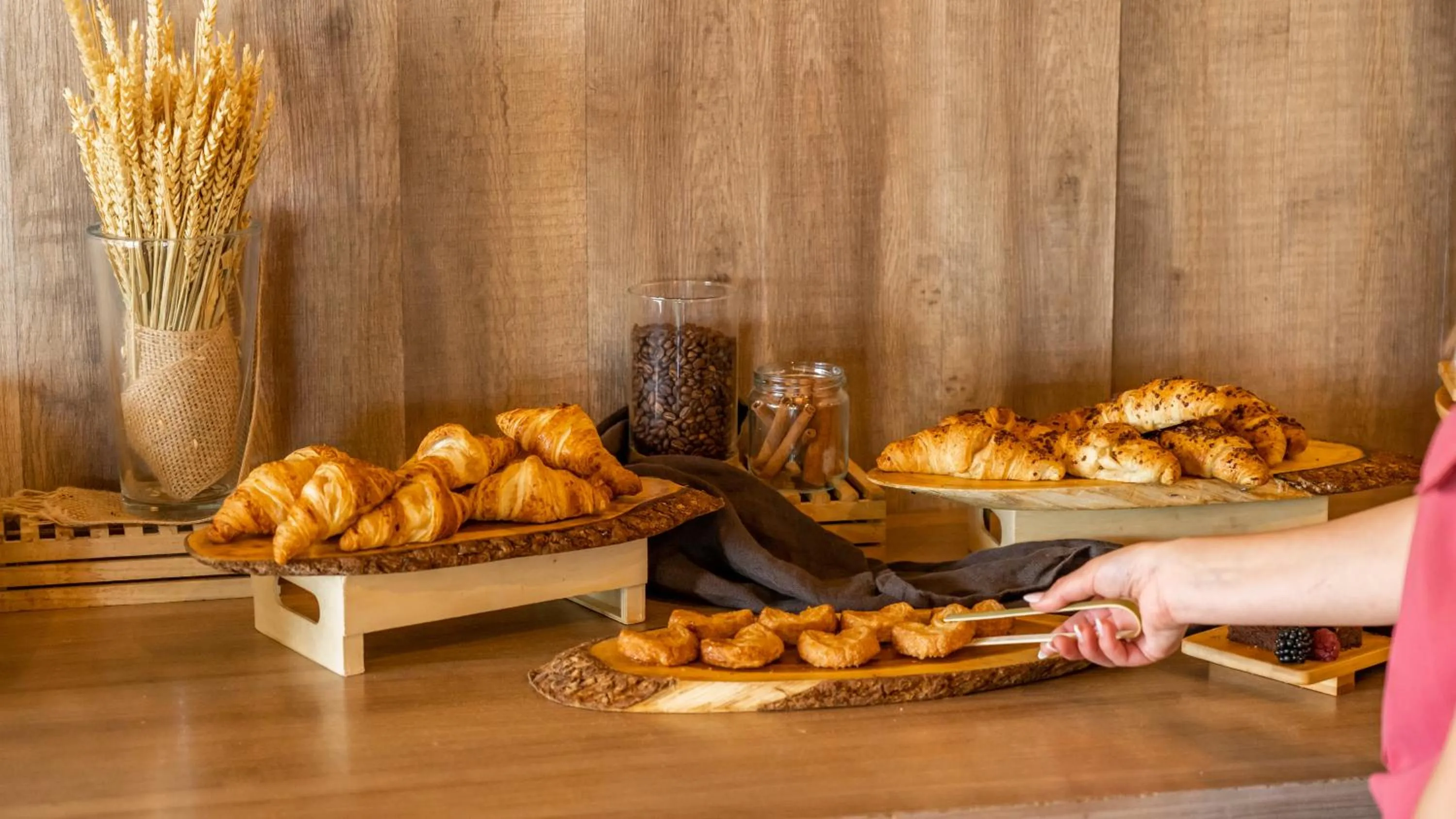 Breakfast in Apartahotel Suites Vila Birdie