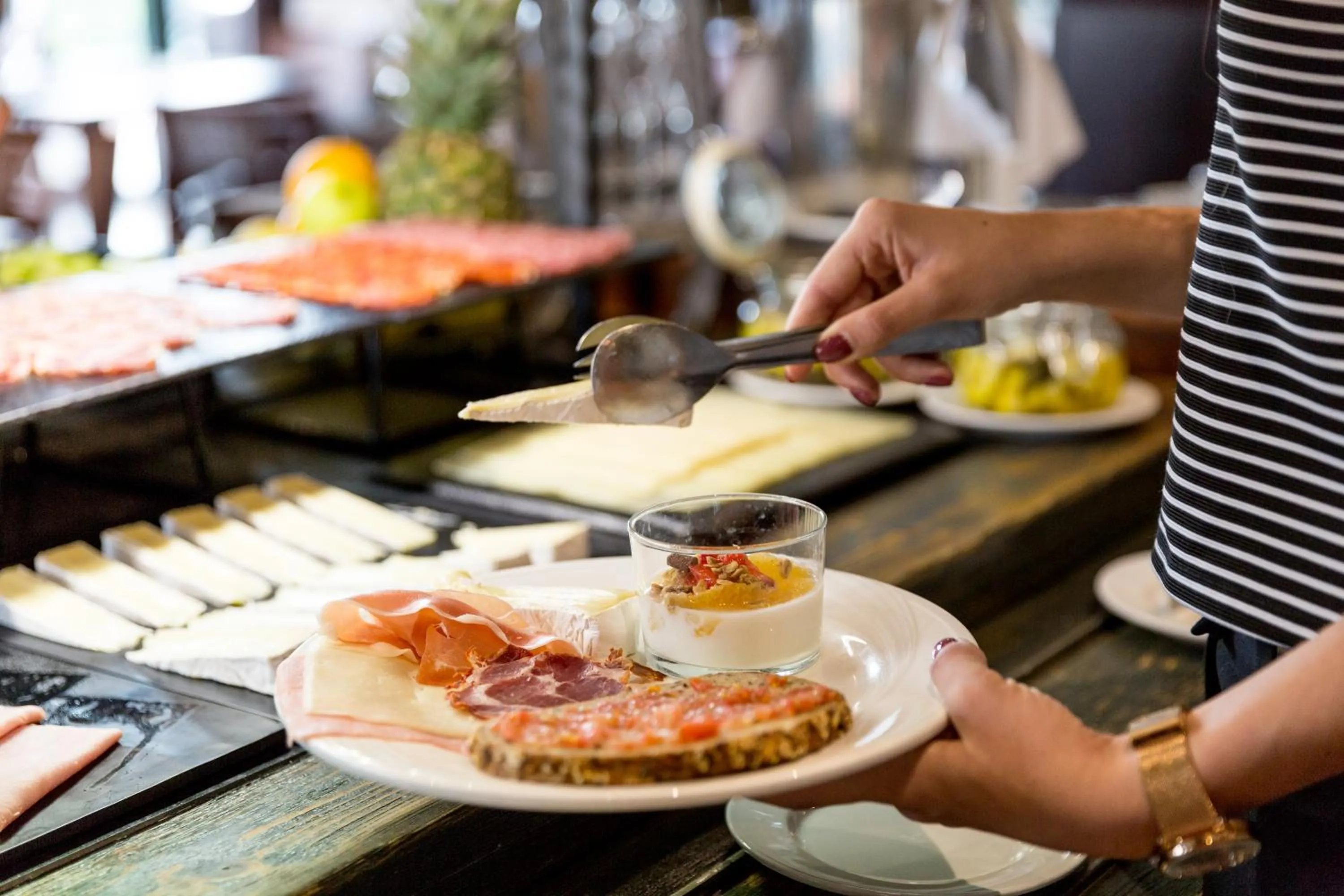 Buffet breakfast in Apartahotel Suites Vila Birdie