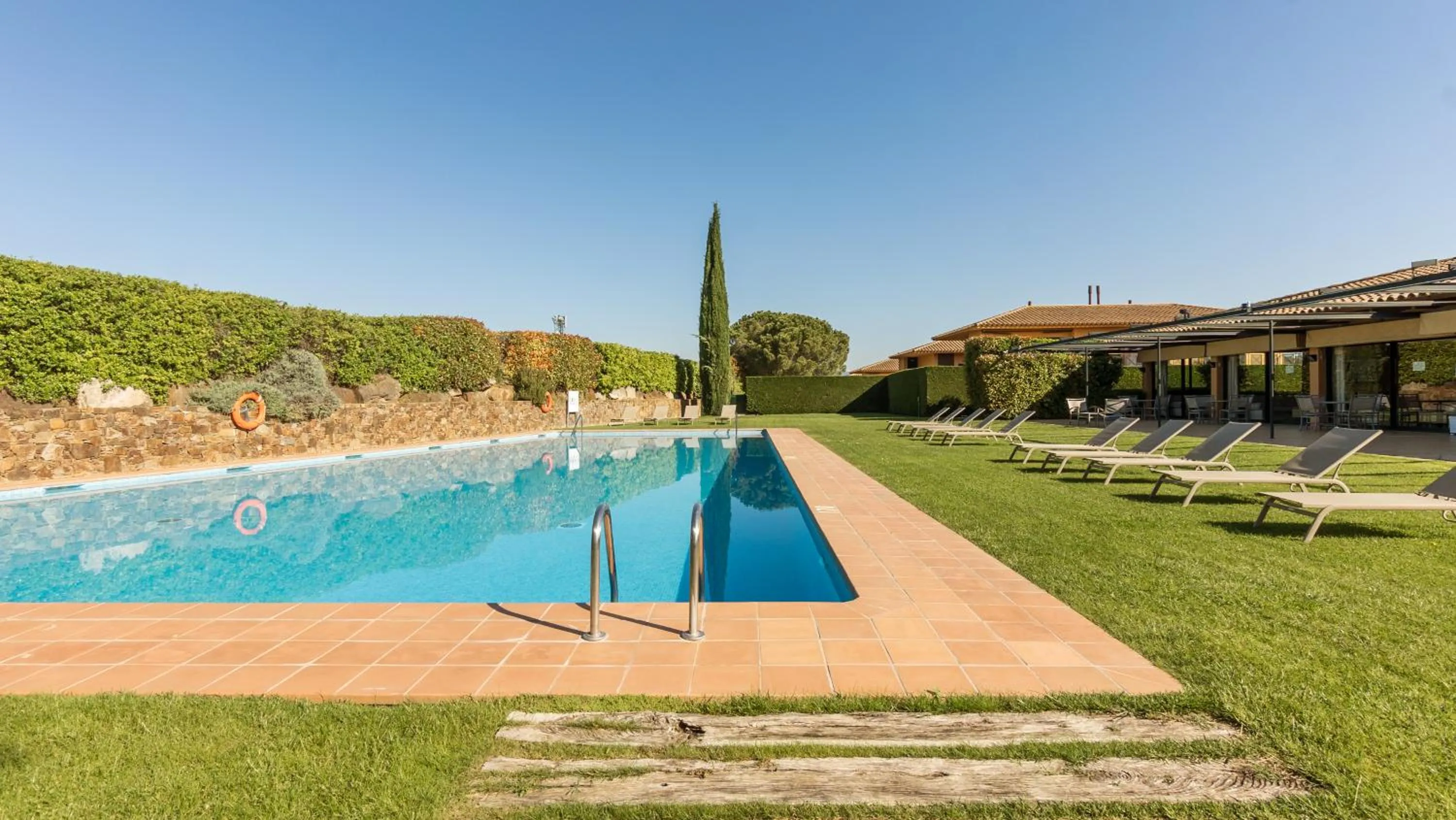 Swimming pool in Apartahotel Suites Vila Birdie