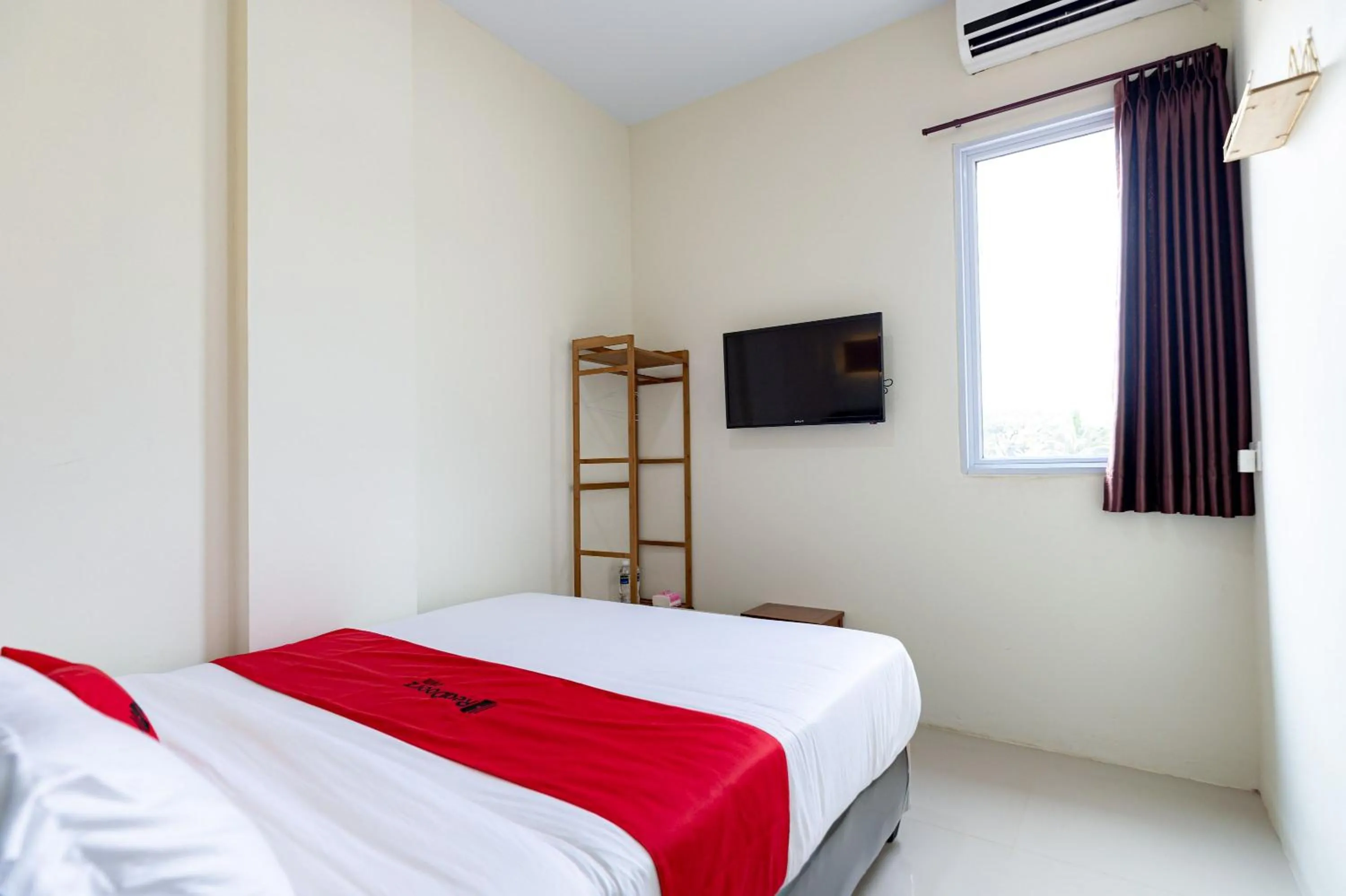 Bedroom, Bed in RedDoorz Plus at Komplek ABC Batu Aji Batam