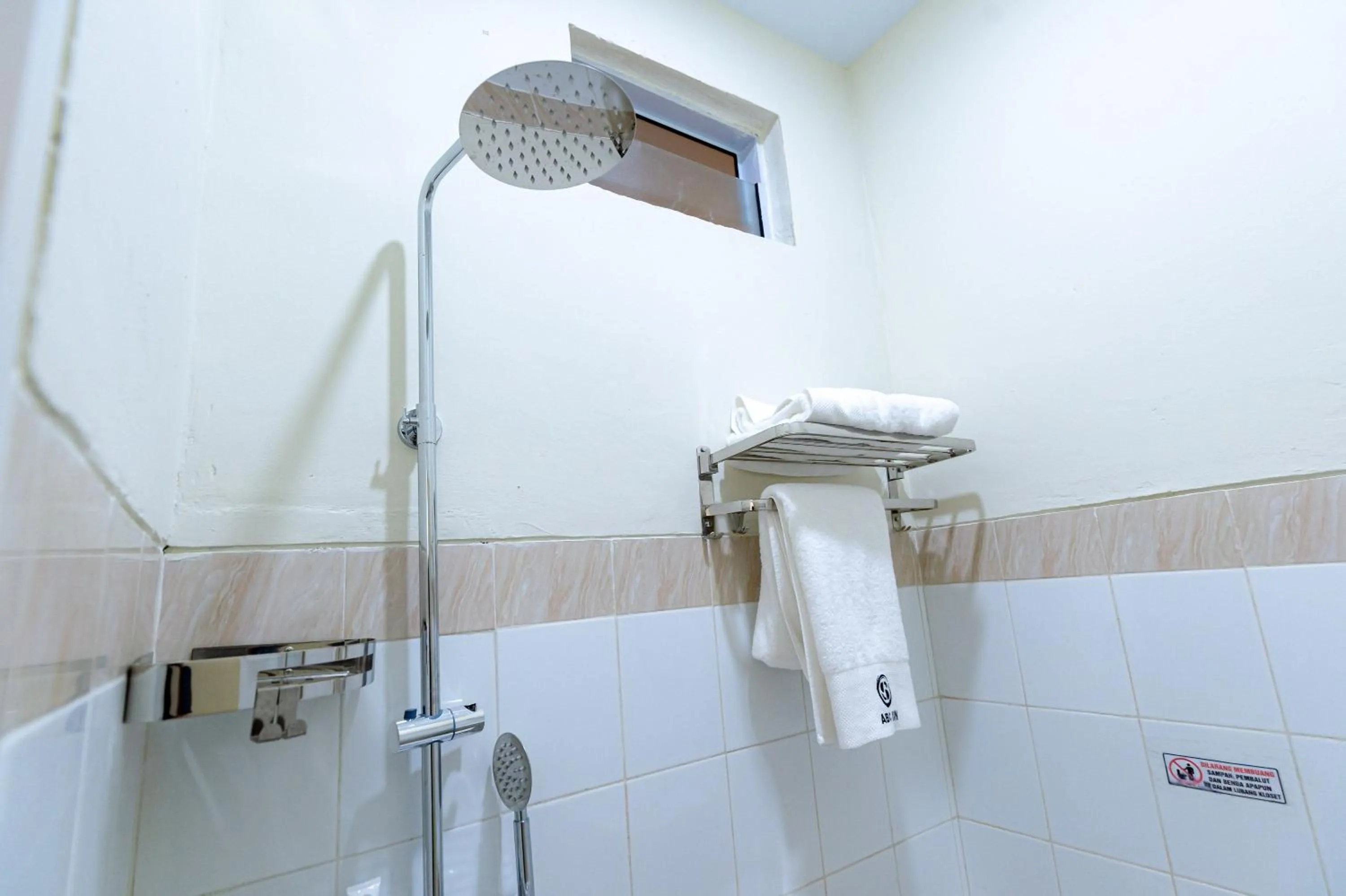 Bathroom in RedDoorz Plus at Komplek ABC Batu Aji Batam