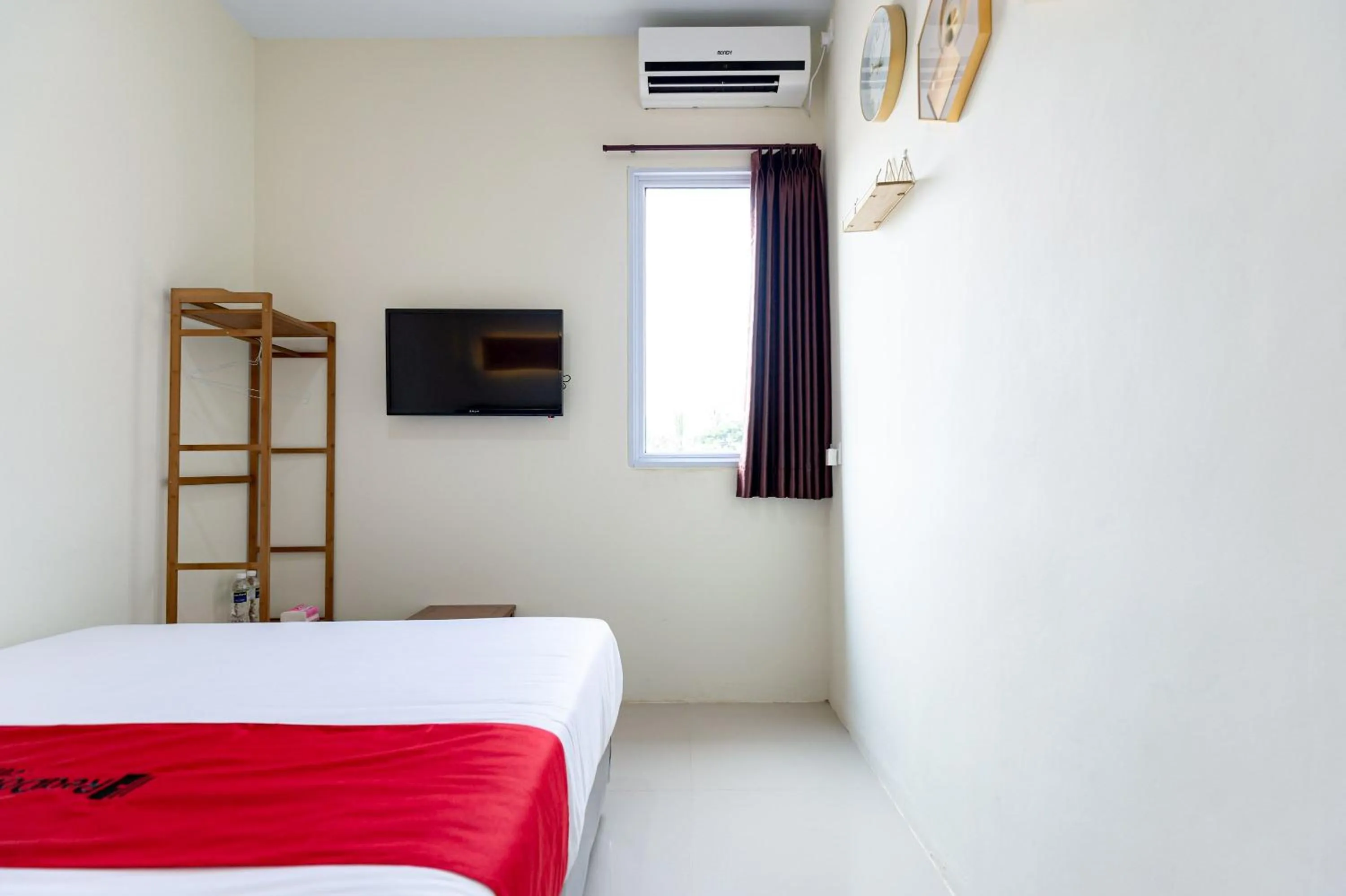 Bedroom, Bed in RedDoorz Plus at Komplek ABC Batu Aji Batam