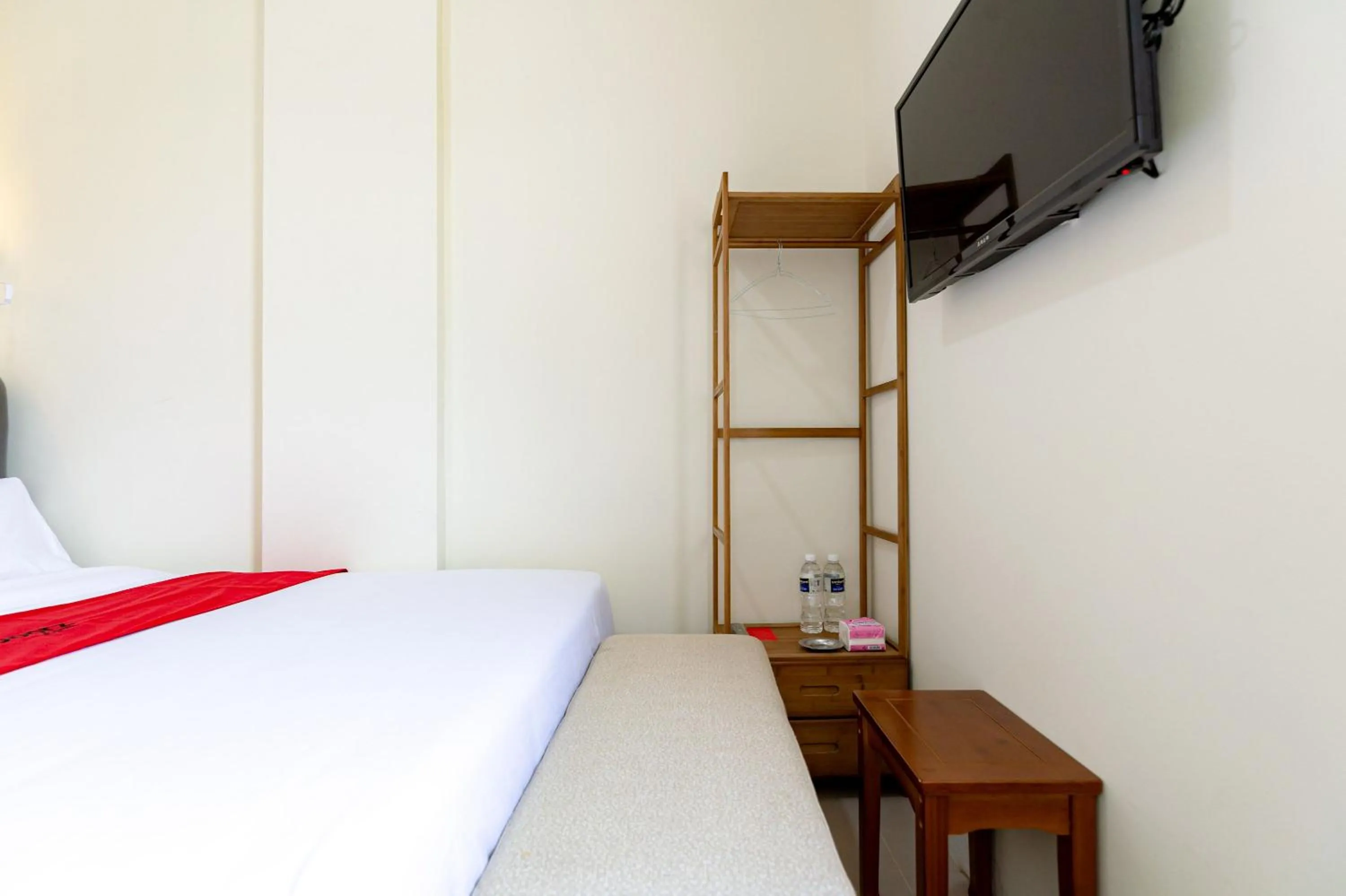 Bedroom, Bed in RedDoorz Plus at Komplek ABC Batu Aji Batam