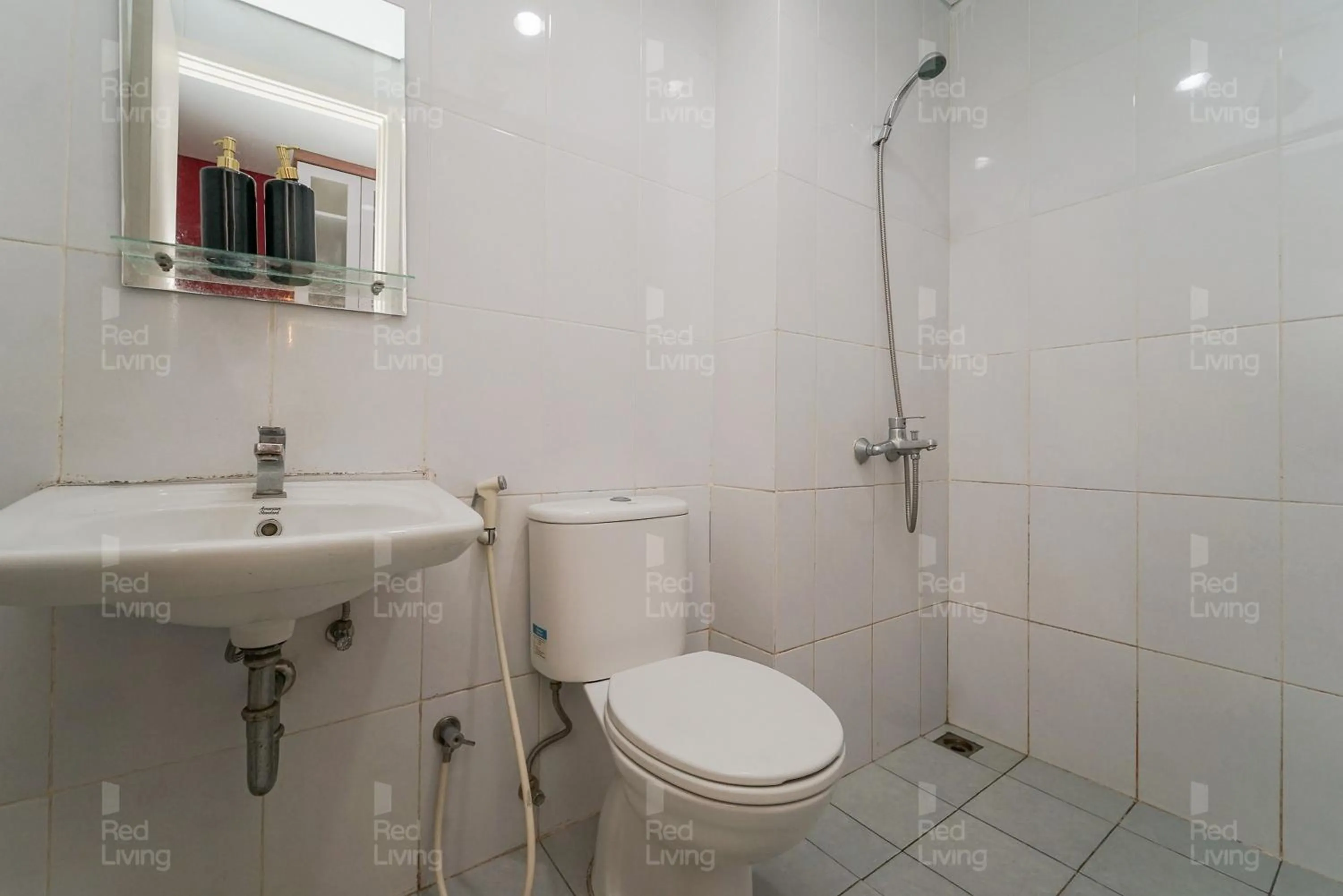 Bathroom in RedLiving Apartemen Patra Land Urbano - Kamarku Tower Mid-West