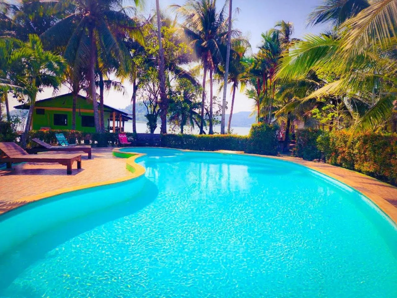 Swimming pool in Banmae Resort Kohchang
