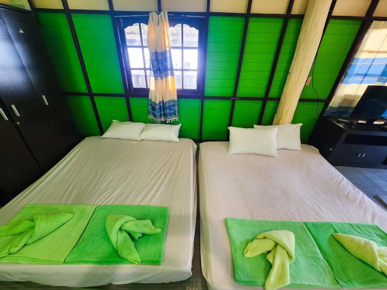 towels, Bed in Banmae Resort Kohchang