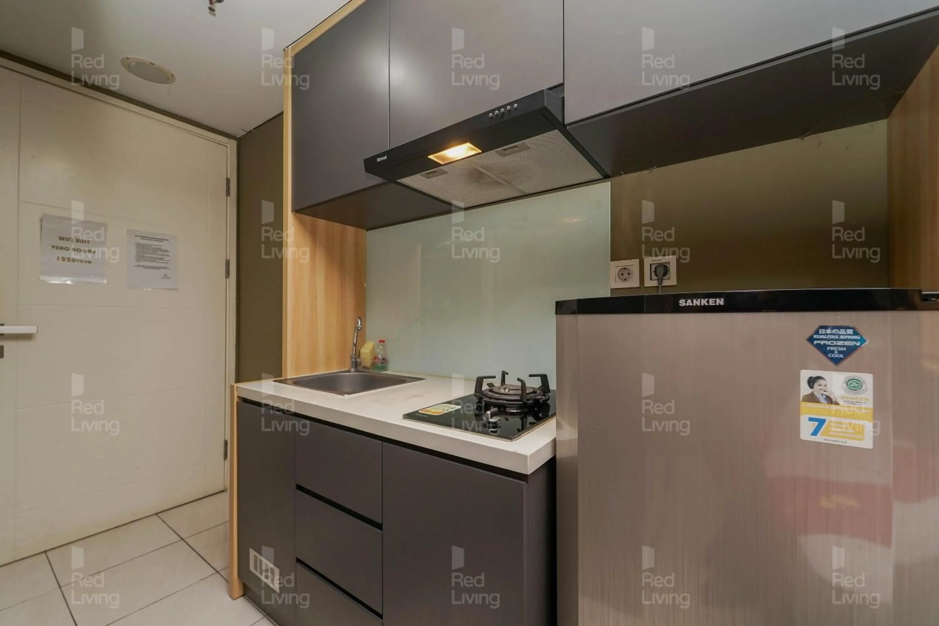 Kitchen or kitchenette in RedLiving Apartemen Springlake Summarecon - Kamarku Tower Azolla