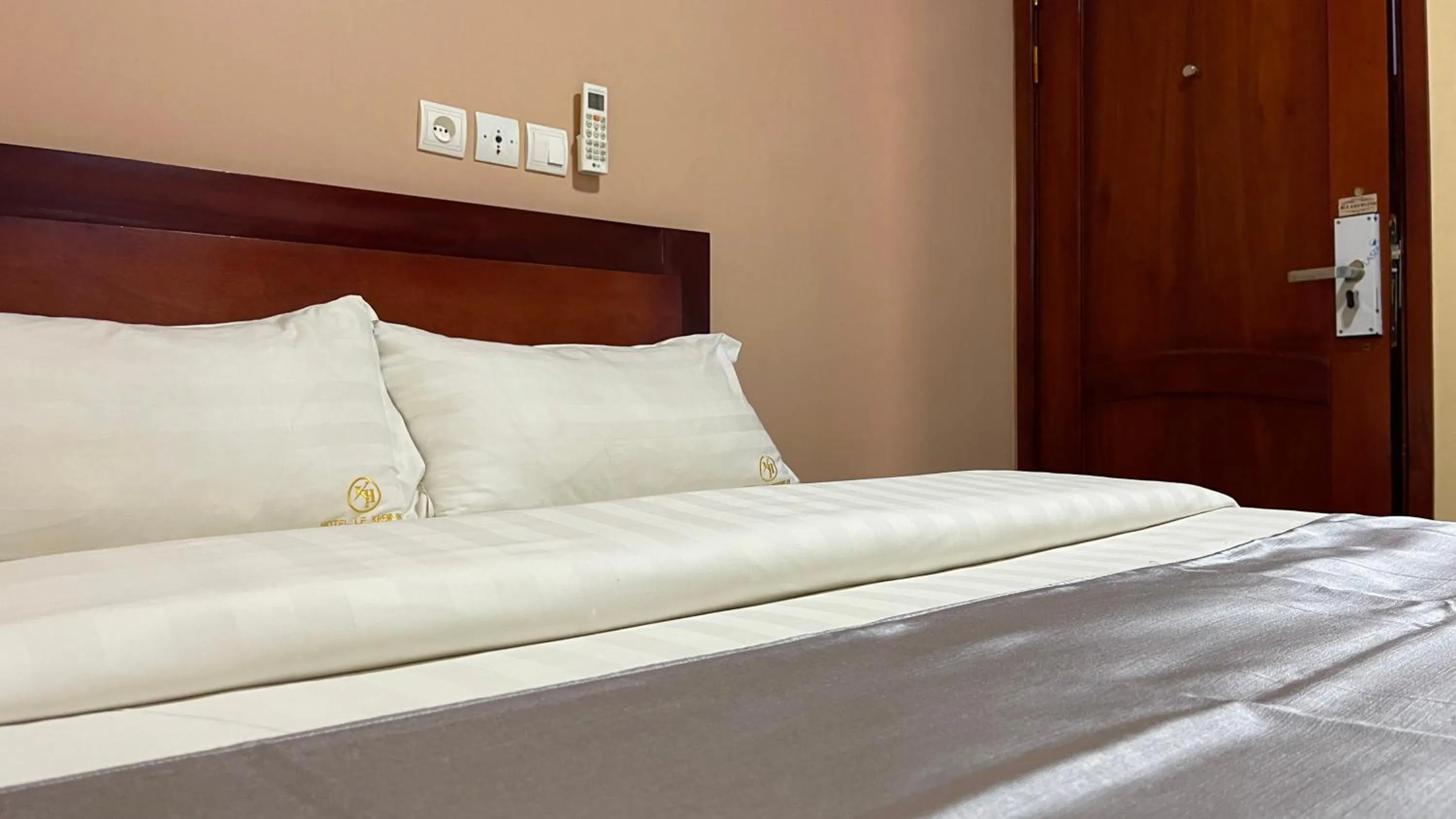 Bed in Hotel Le Kremlin Yaoundé