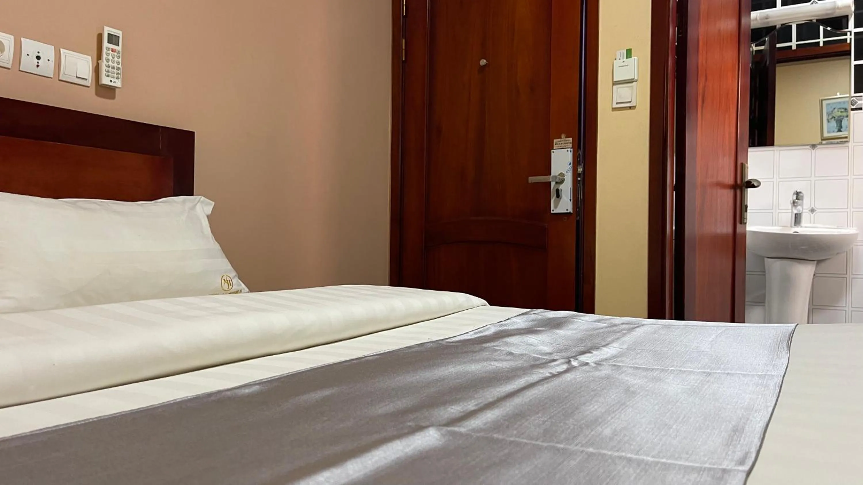 Bed in Hotel Le Kremlin Yaoundé