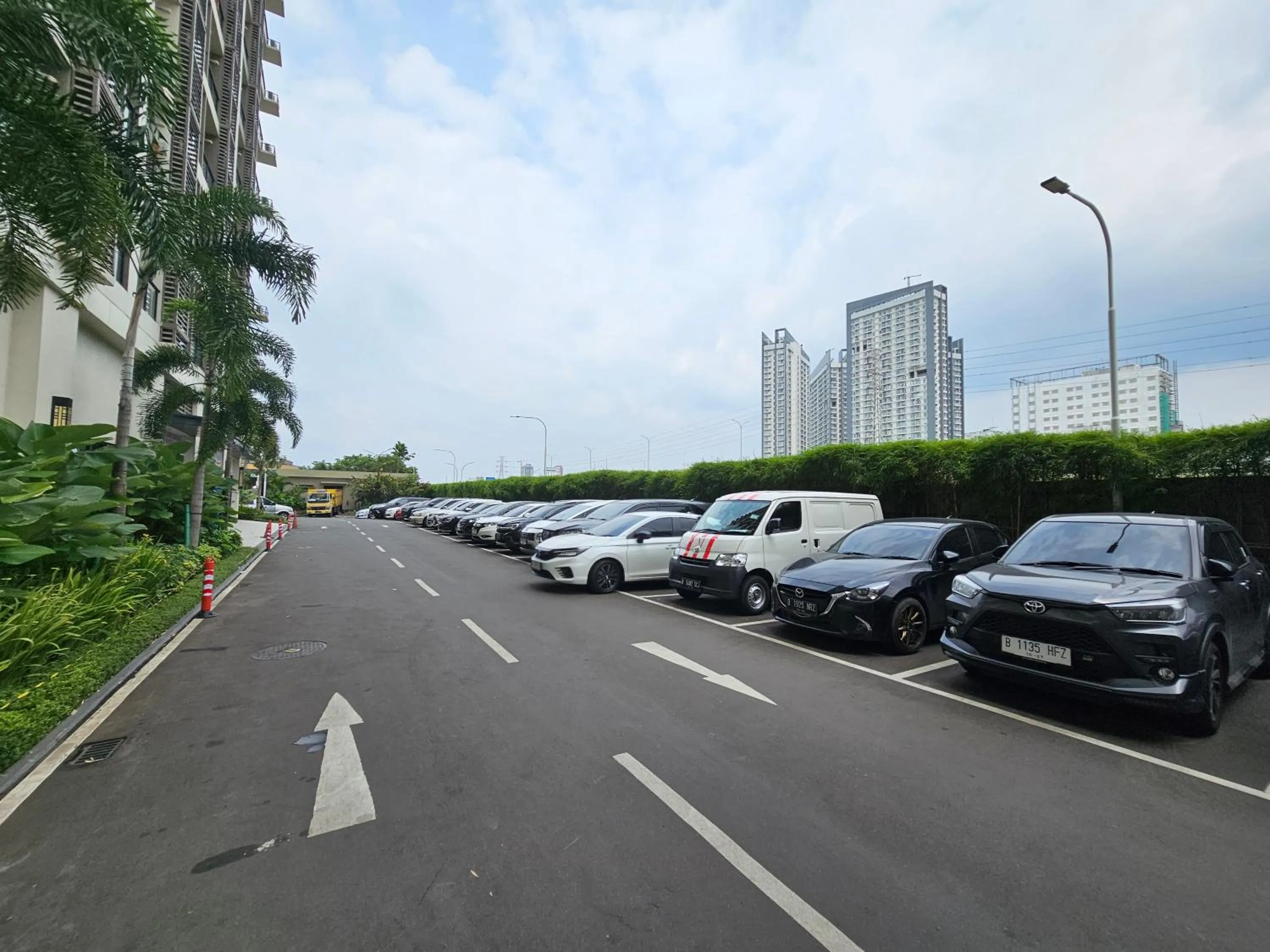 Parking in Apartement Sky House BSD TL19D By LiviRooms
