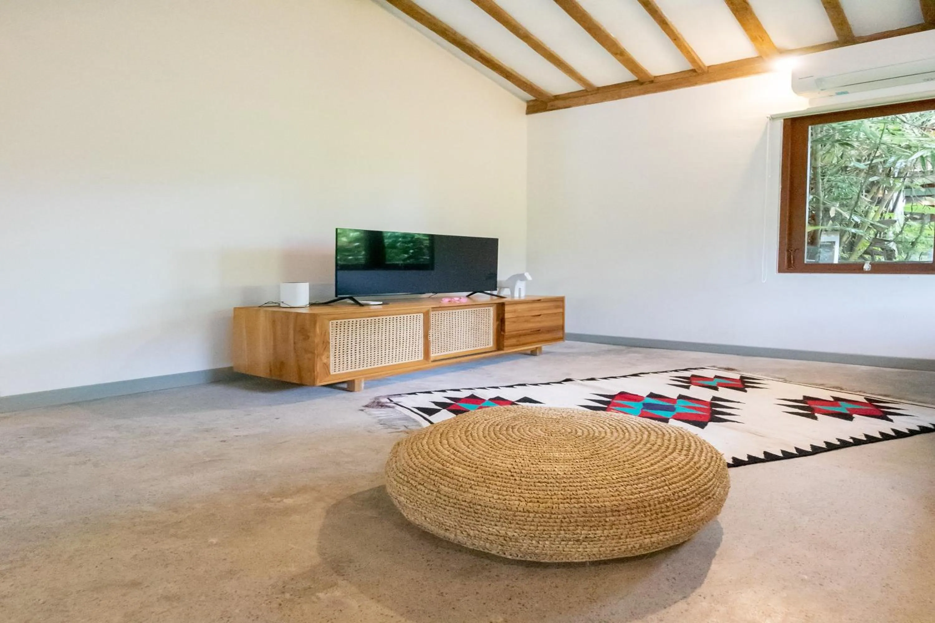 Communal lounge/ TV room in Singgah di Ubud 2