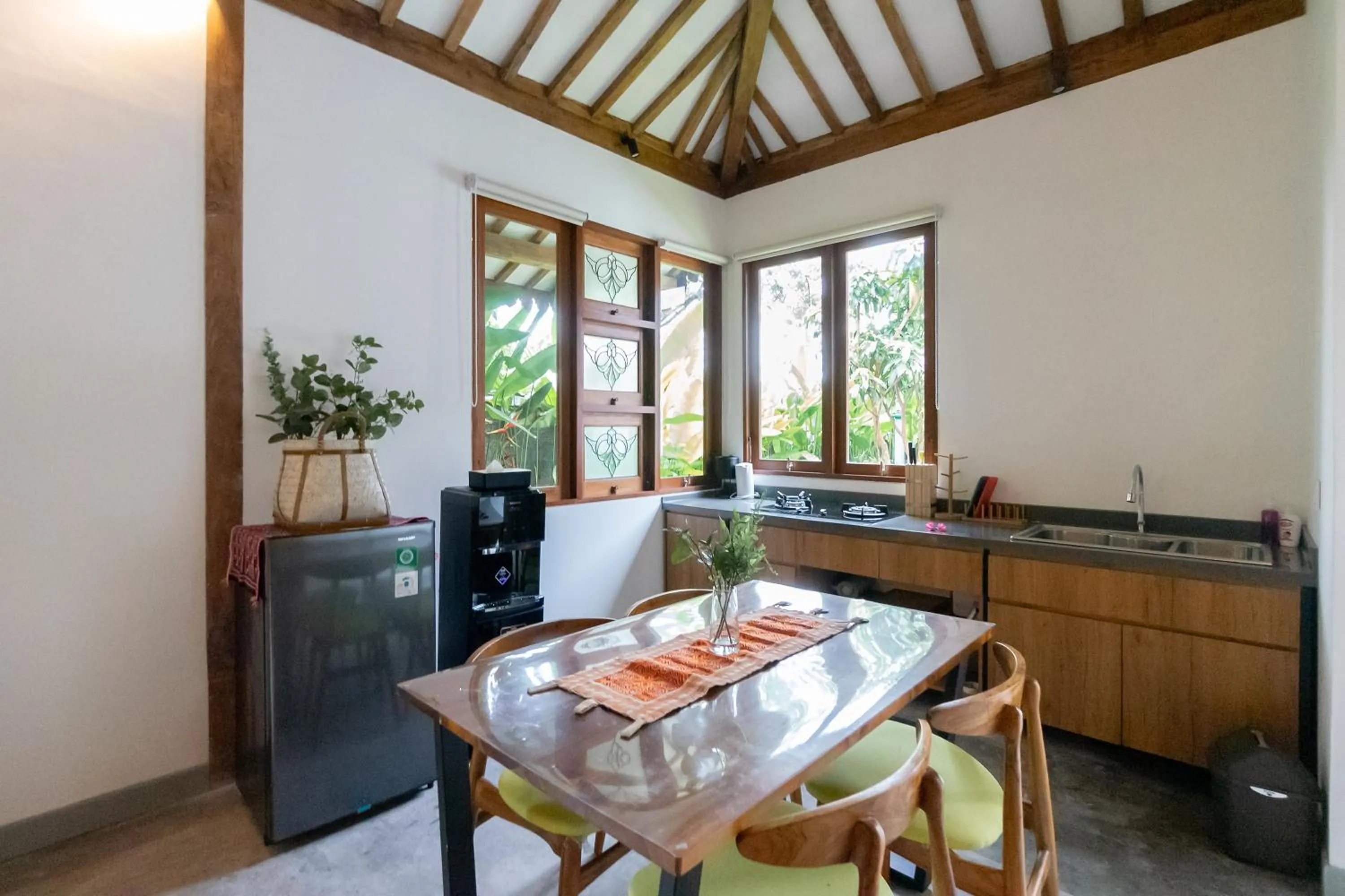 Kitchen or kitchenette in Singgah di Ubud 2