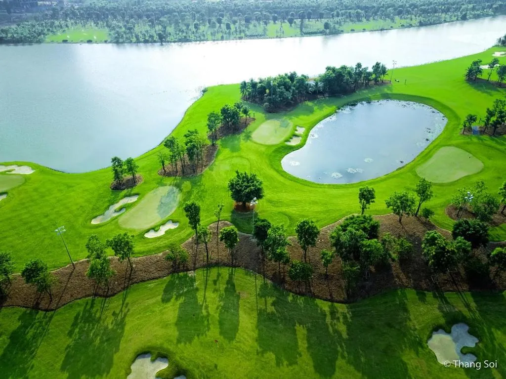 Golfcourse in Capsule Ecopark
