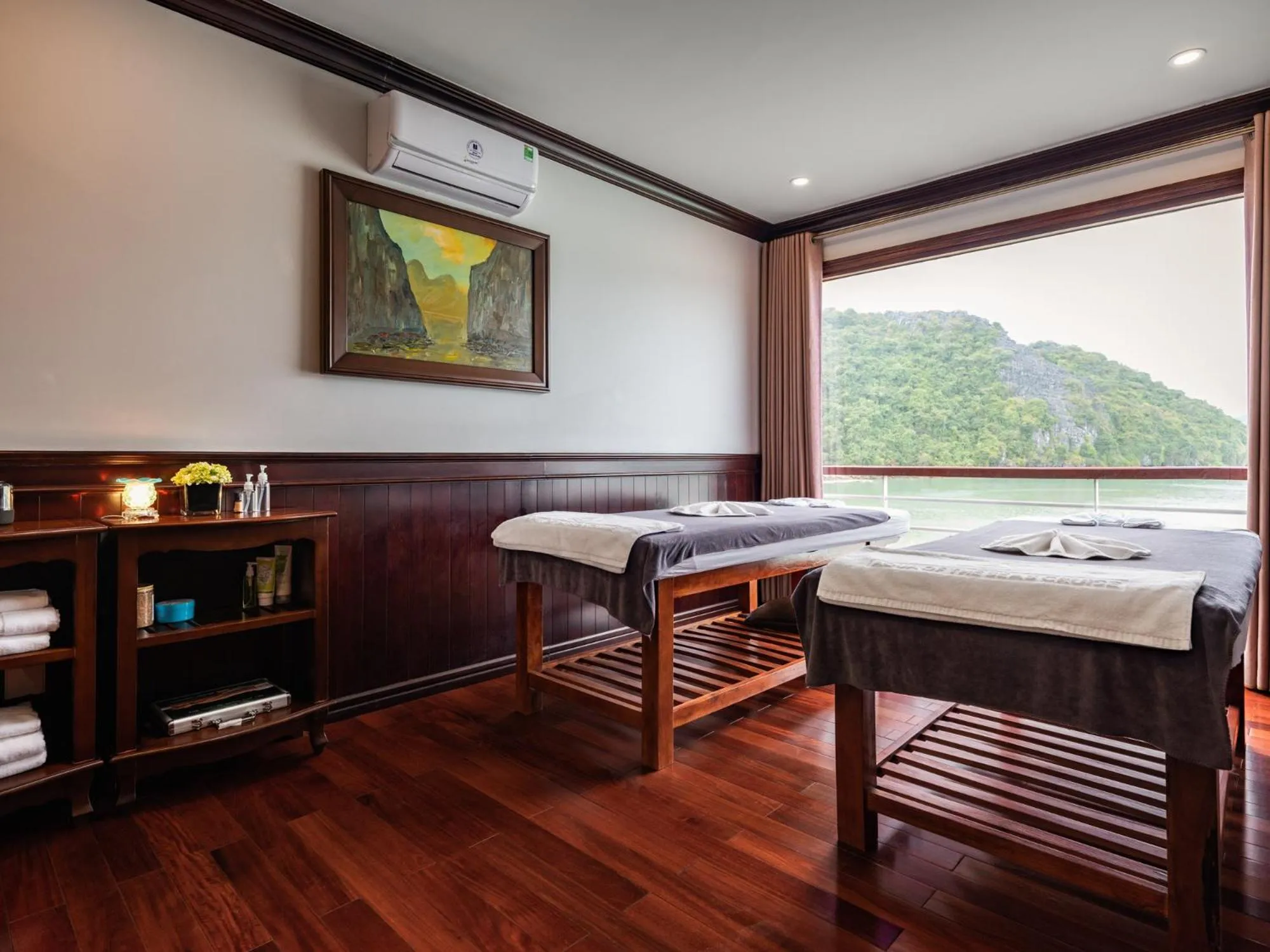 Natural landscape, Bed in Aqua Of The Seas Cruise Halong by AHG