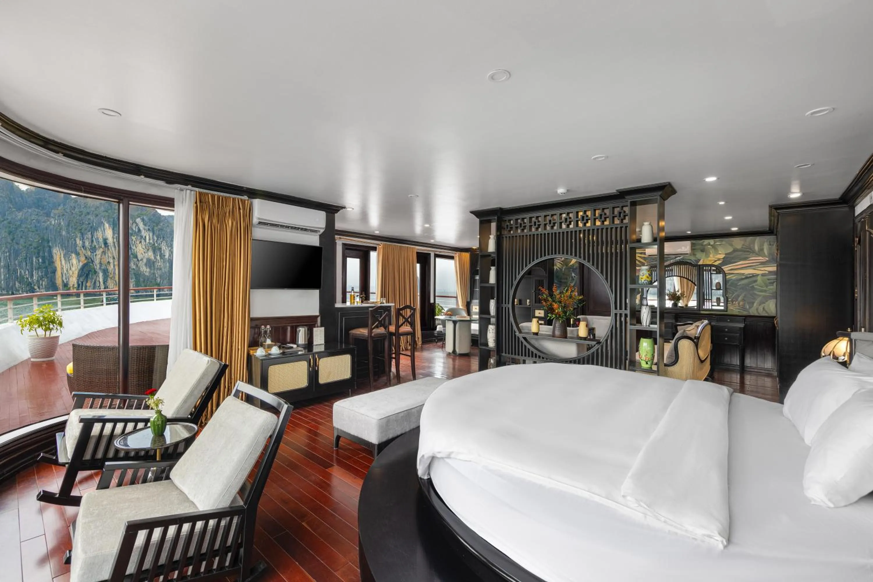 VIP, Bed in Aqua Of The Seas Cruise Halong by AHG