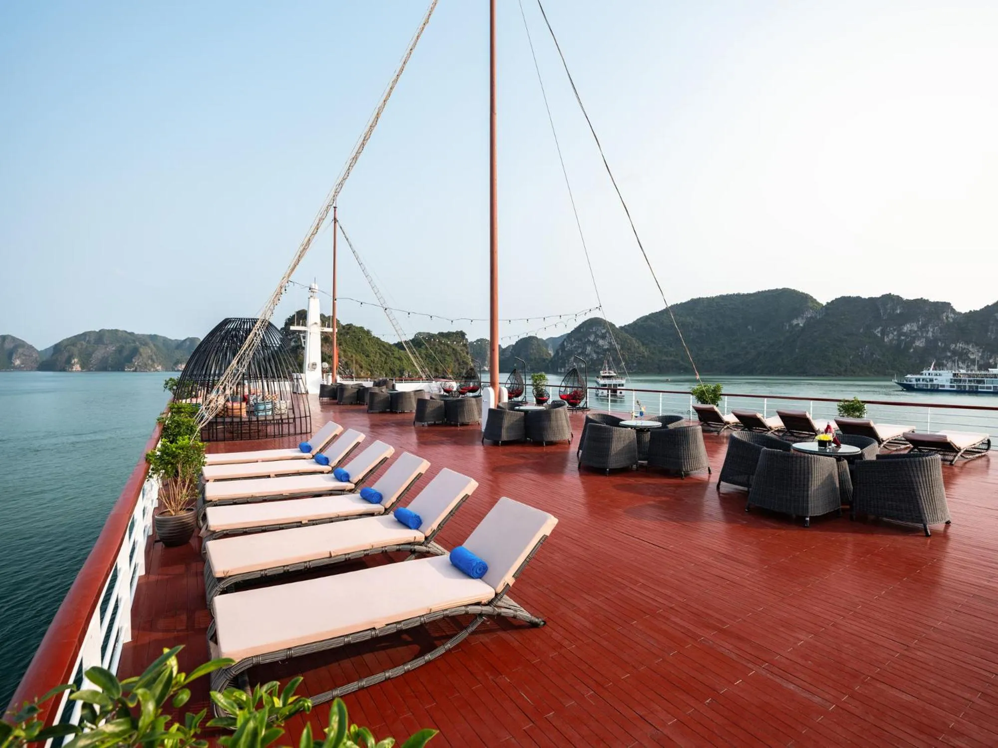 Day in Aqua Of The Seas Cruise Halong by AHG