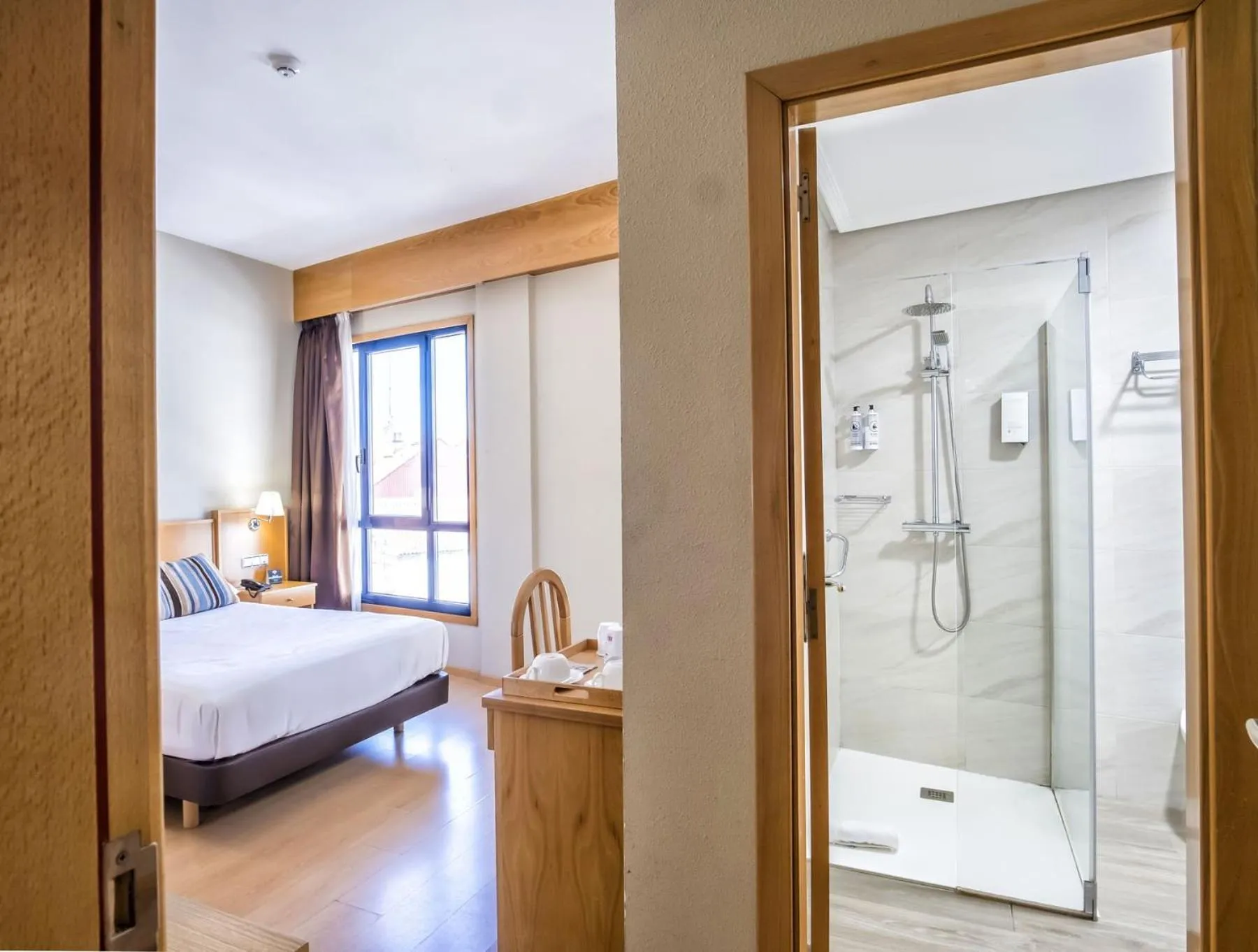 Shower, Bed in Hotel Alda Castelao