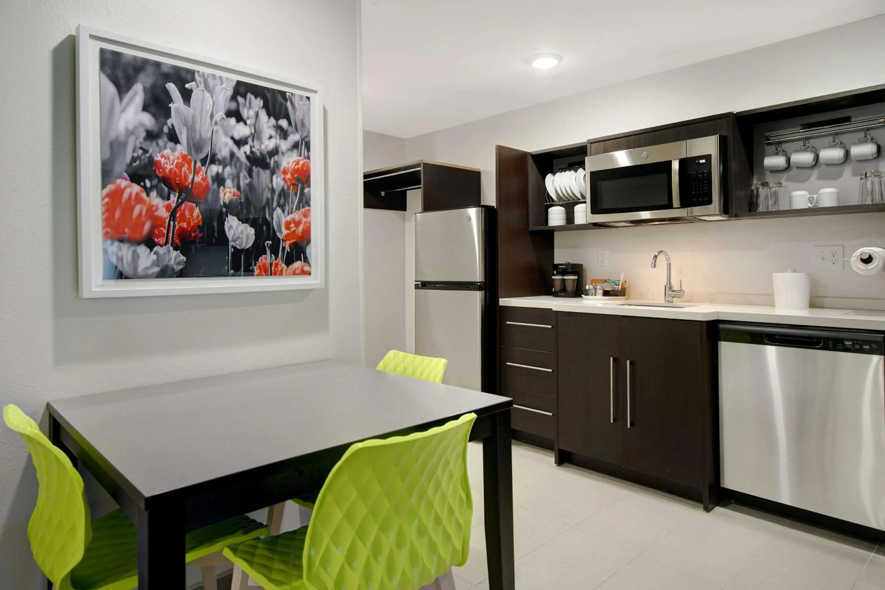 Kitchen or kitchenette in Home2 Suites By Hilton Grand Rapids Airport