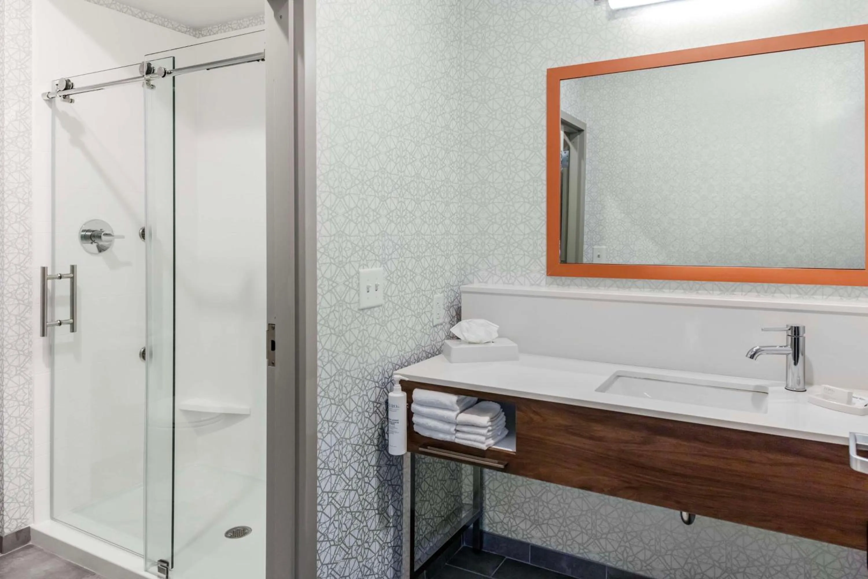 Bathroom in Hampton Inn & Suites Indianapolis West Speedway