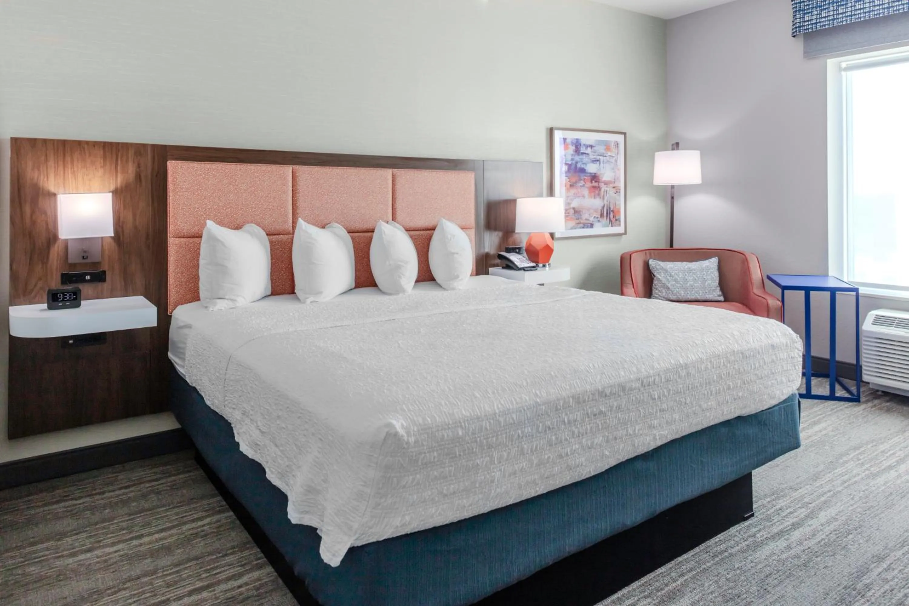 Bed in Hampton Inn & Suites Indianapolis West Speedway