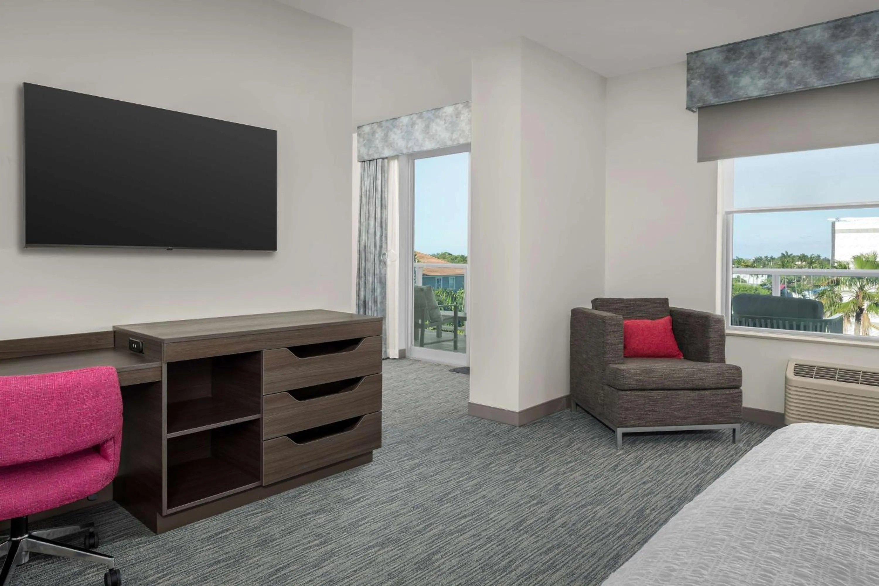 Bedroom, Bed in Hampton Inn Delray Beach