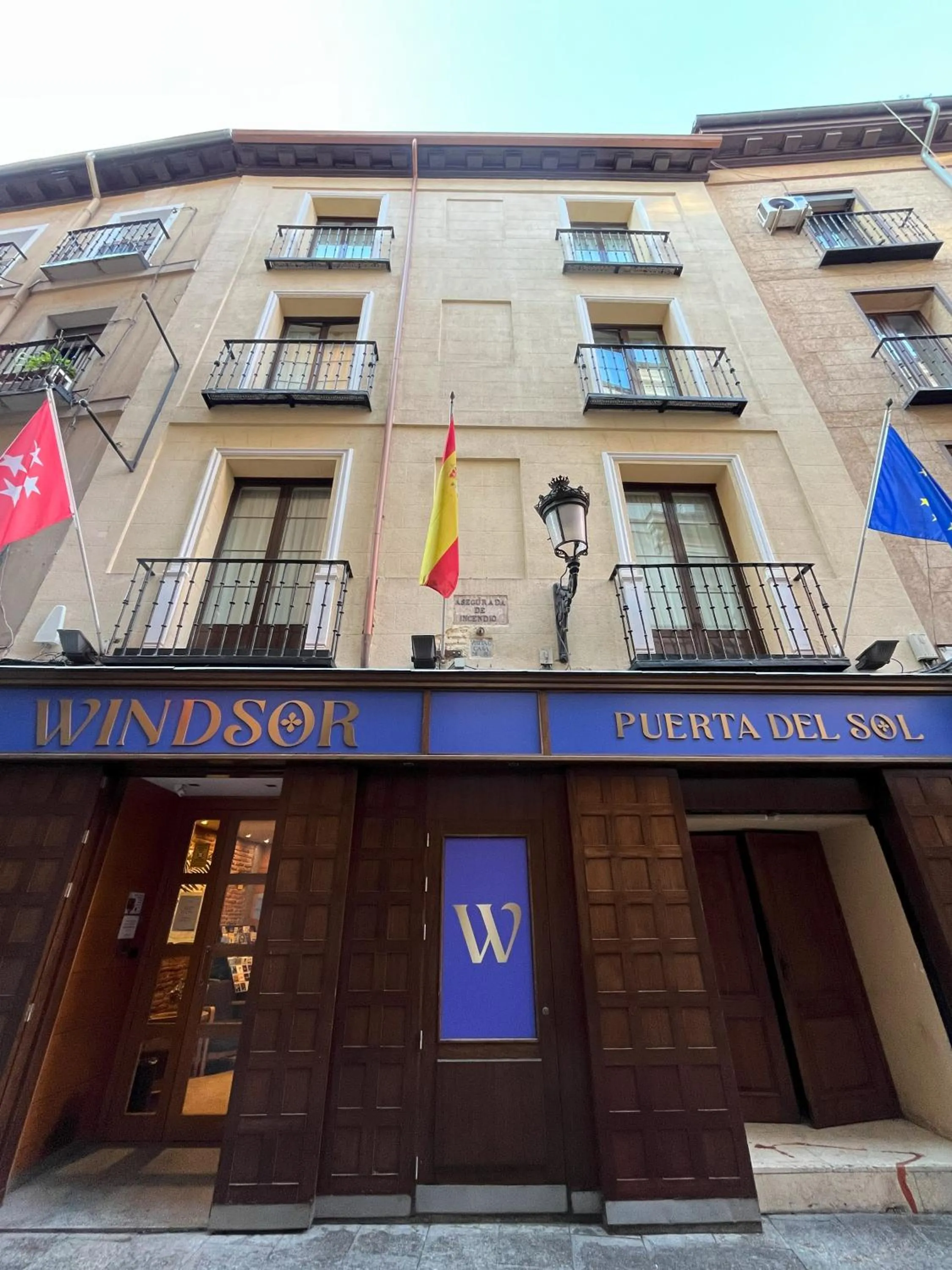 Property building in Windsor Puerta del Sol