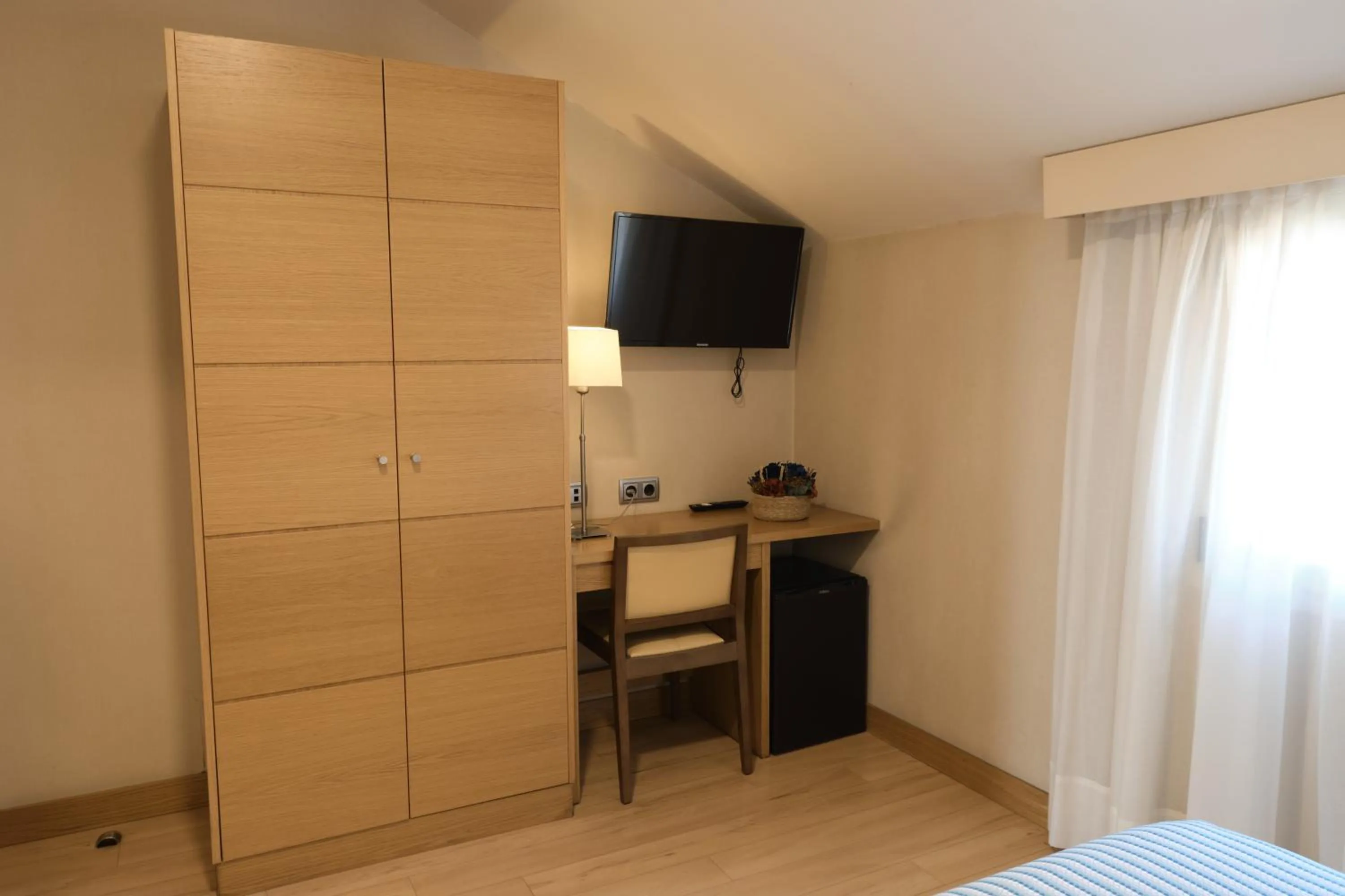 TV and multimedia, Bed in Windsor Puerta del Sol