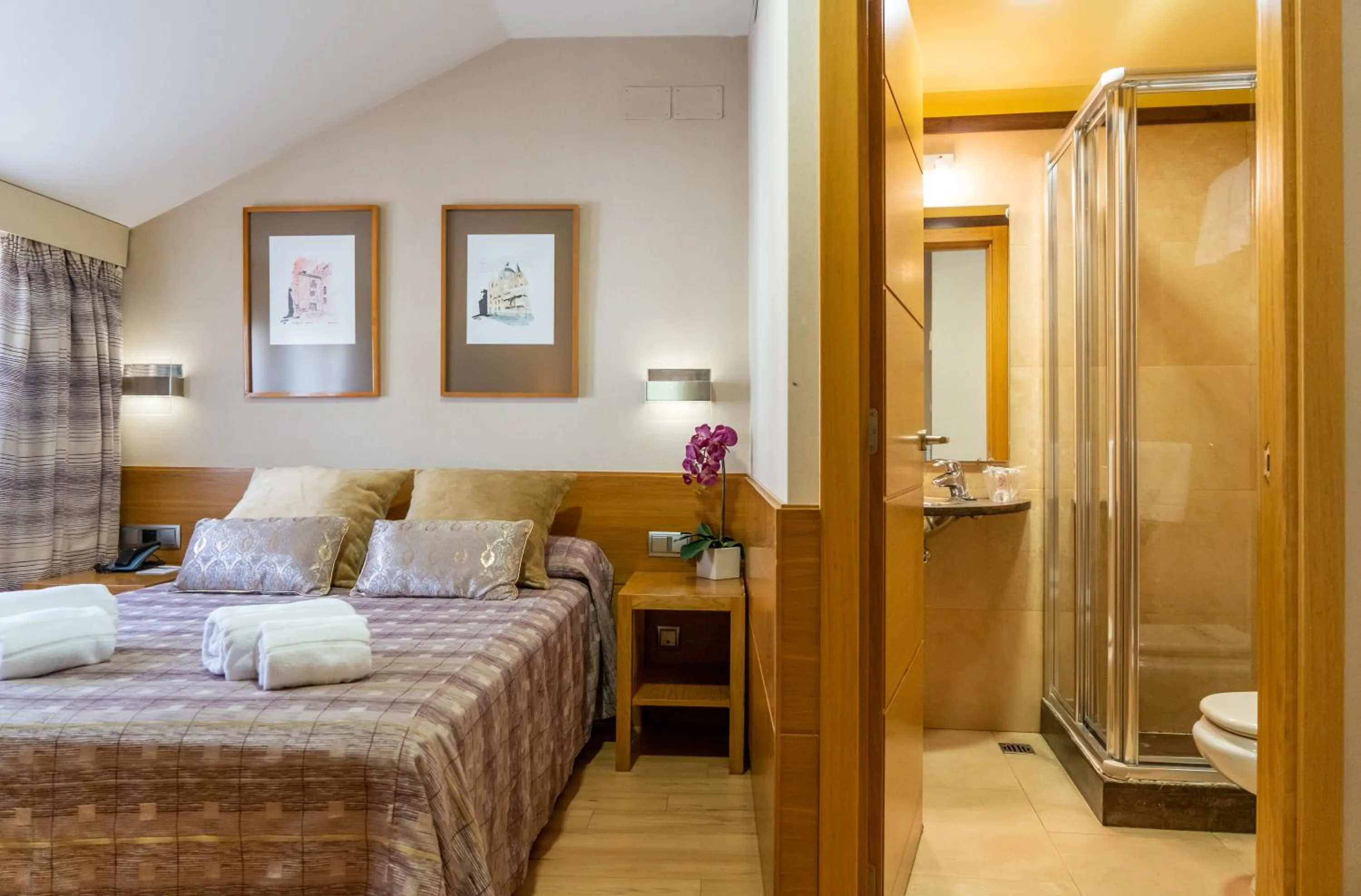 Bathroom, Bed in El Pasaje