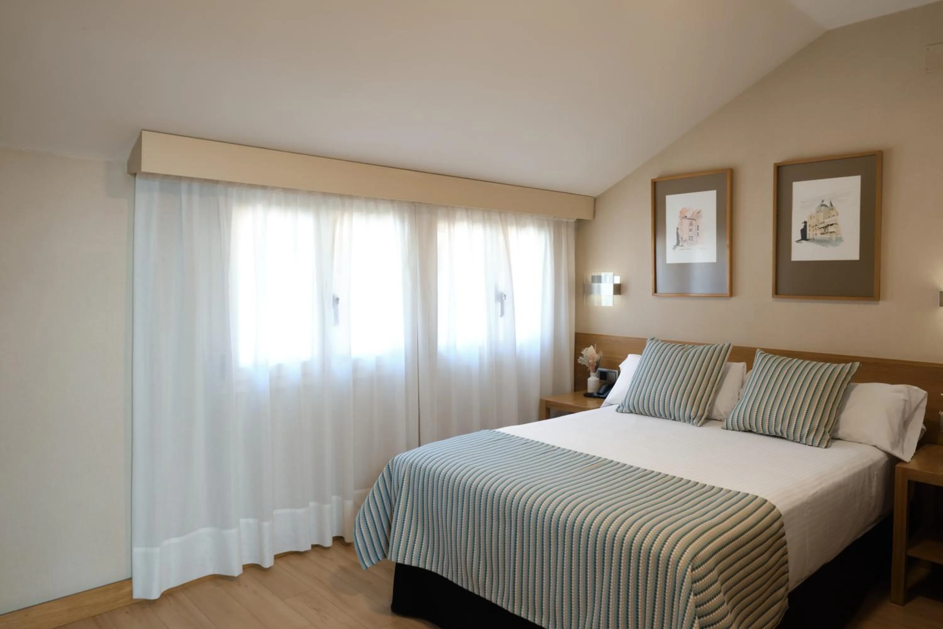 Bed in Windsor Puerta del Sol