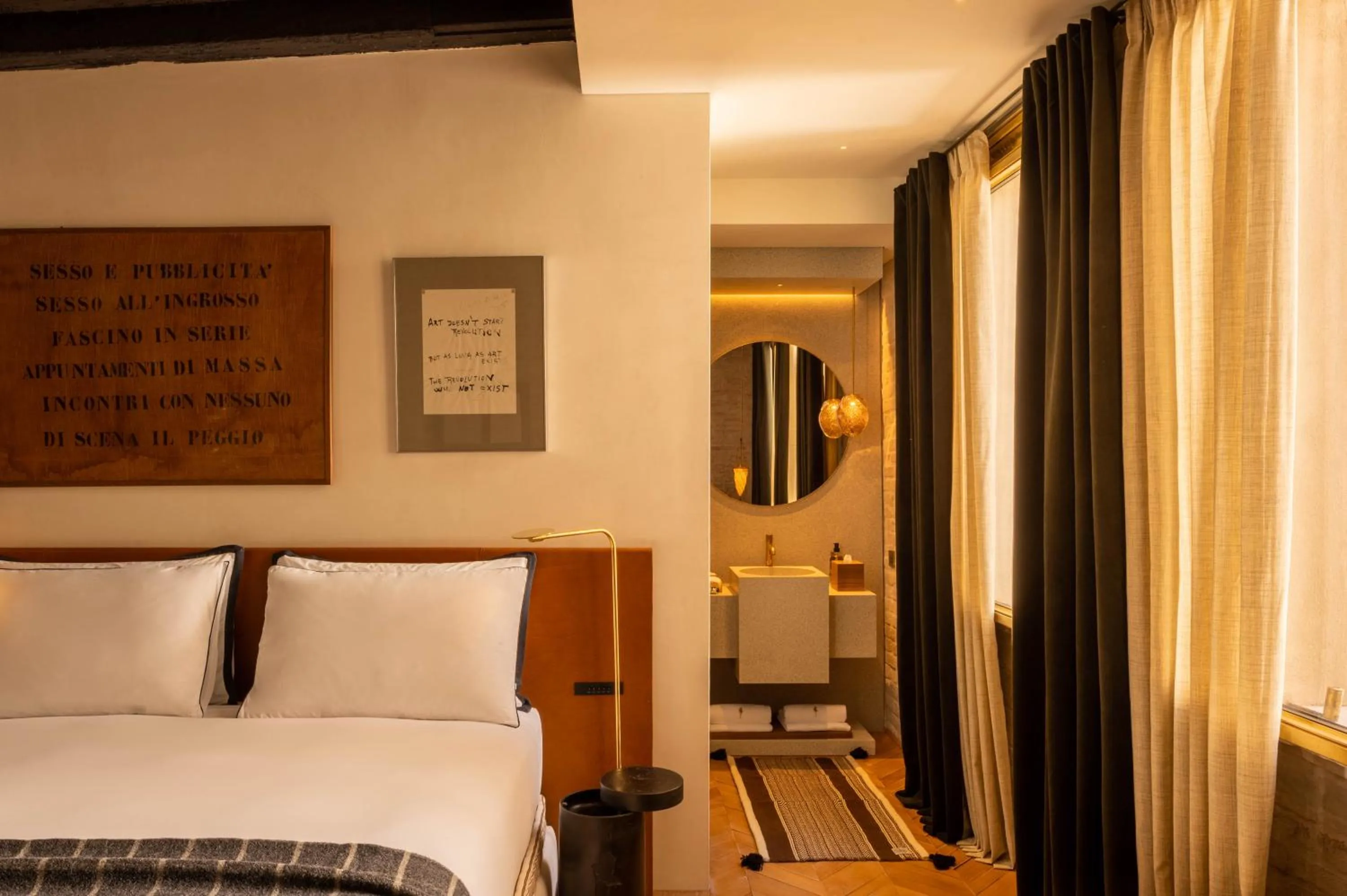 Bathroom, Bed in The Venice Venice Hotel