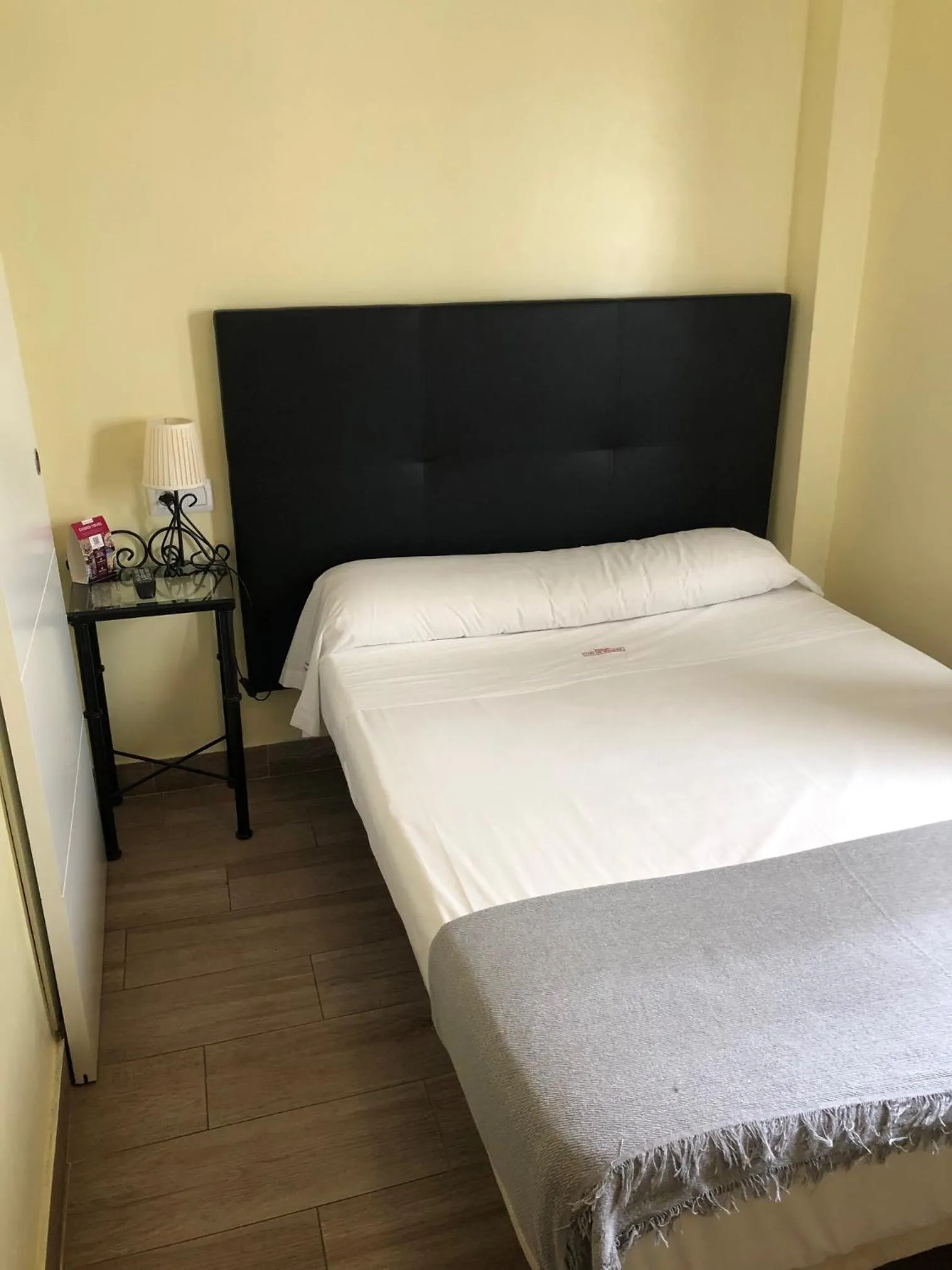 Photo of the whole room, Bed in Hospedería Luis de Góngora