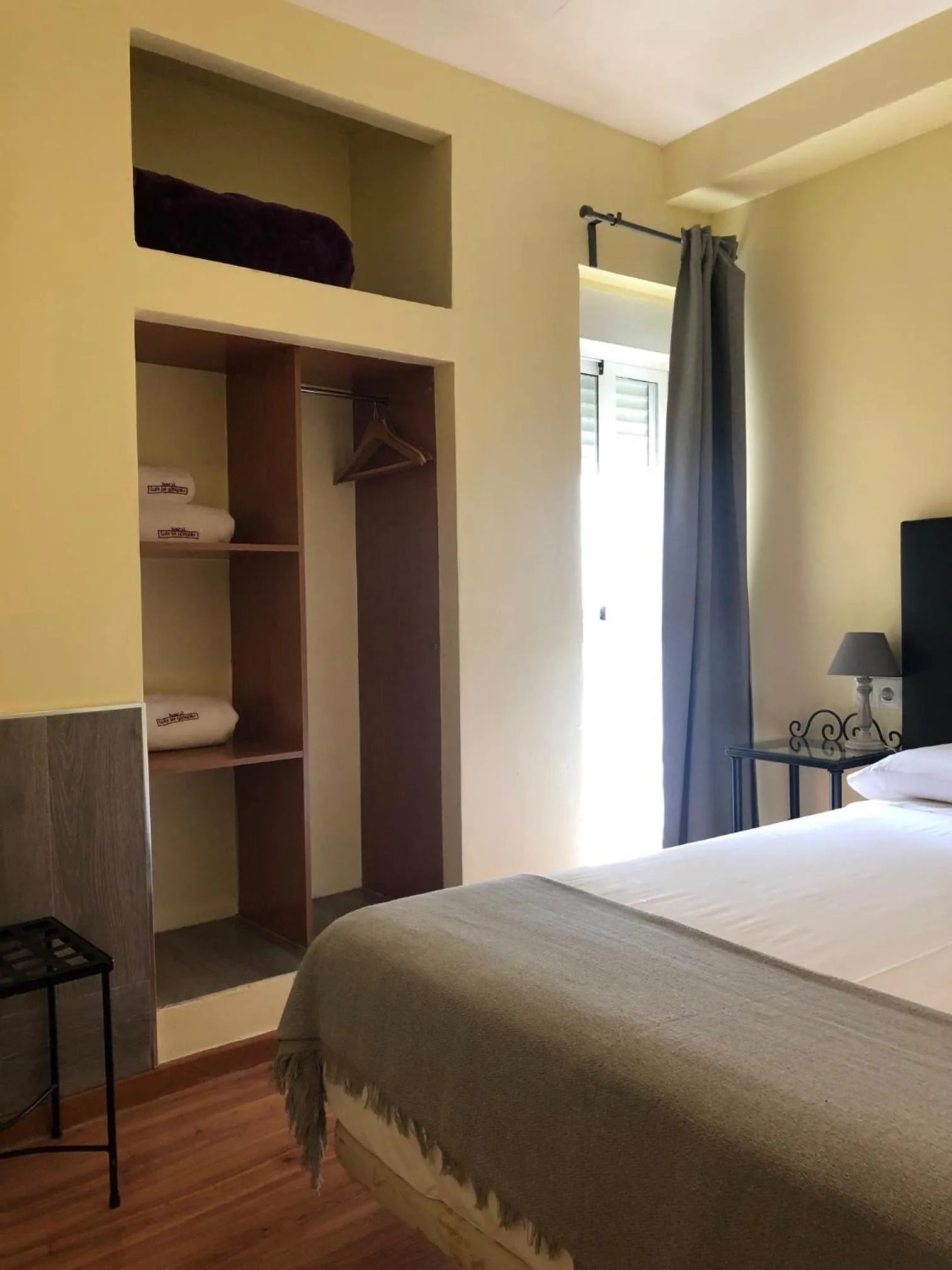 Photo of the whole room, Bed in Hospedería Luis de Góngora