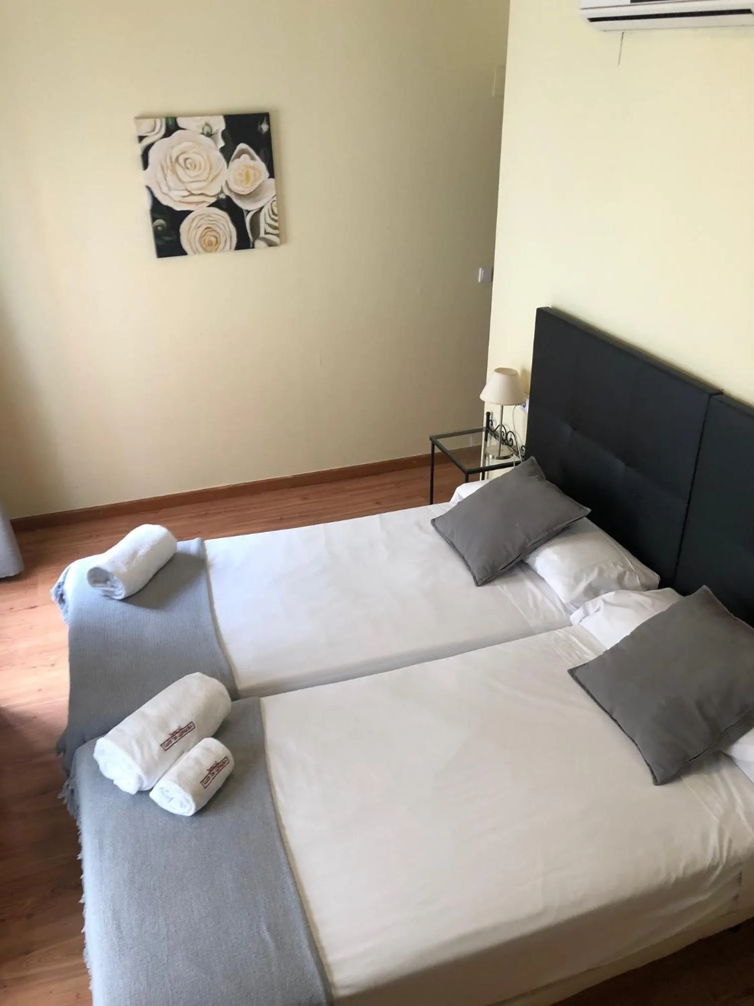 Photo of the whole room, Bed in Hospedería Luis de Góngora