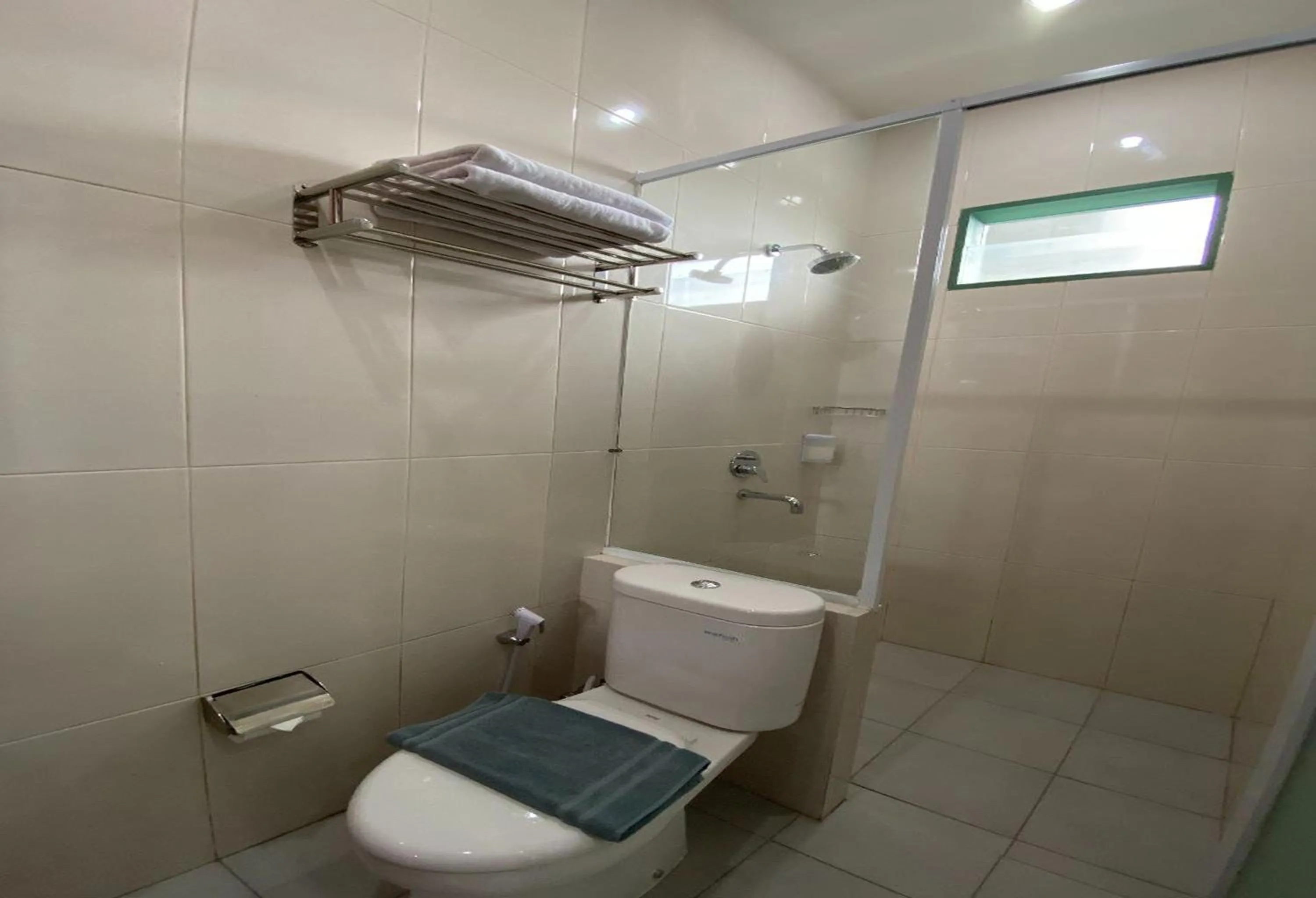 Shower in Binumar Guest House