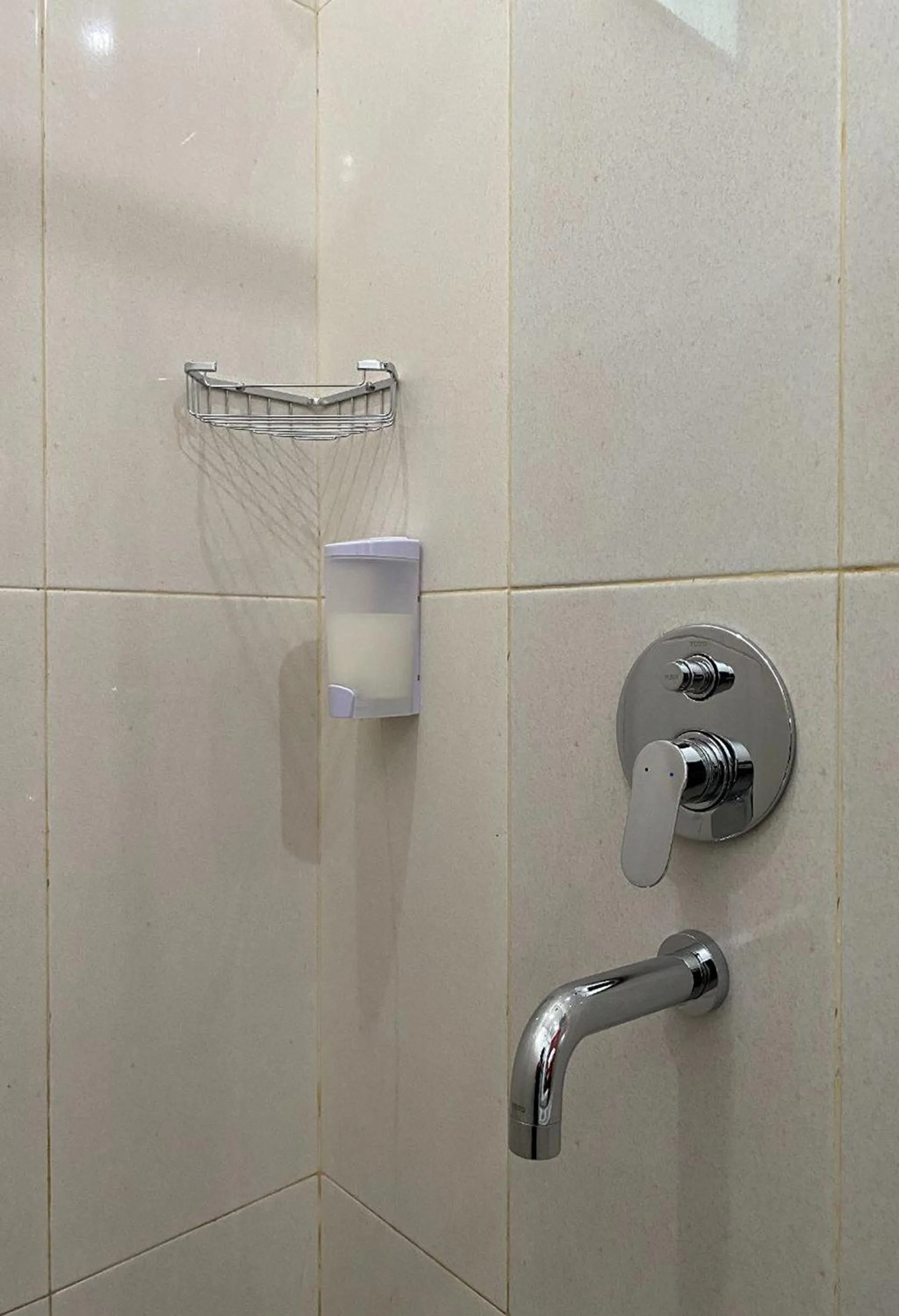 Shower in Binumar Guest House