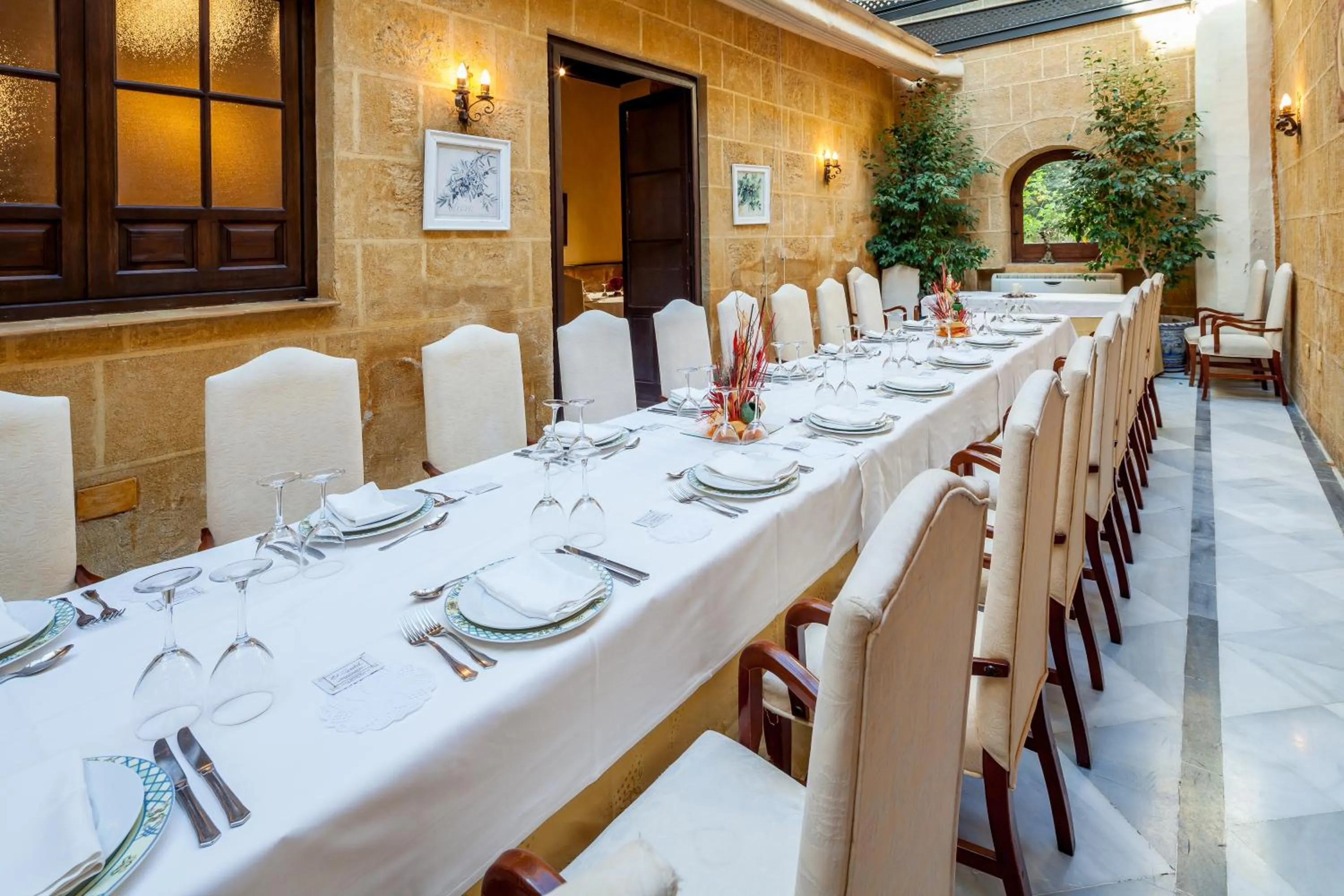 Restaurant/places to eat in Palacio Marques de la Gomera