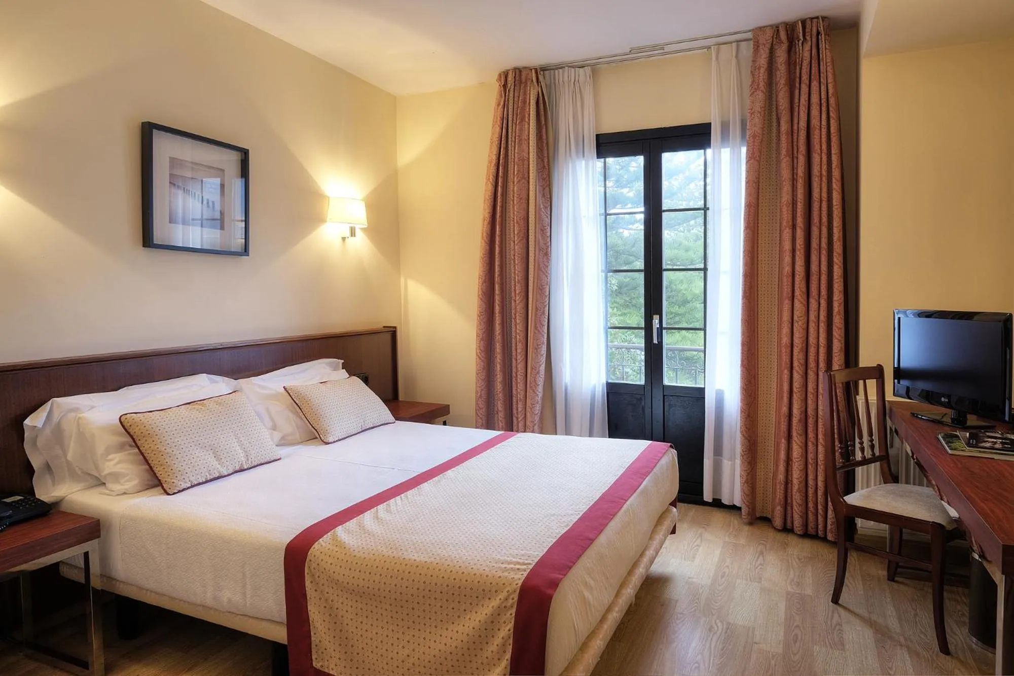 Photo of the whole room, Bed in Hotel y Apartamentos Arias