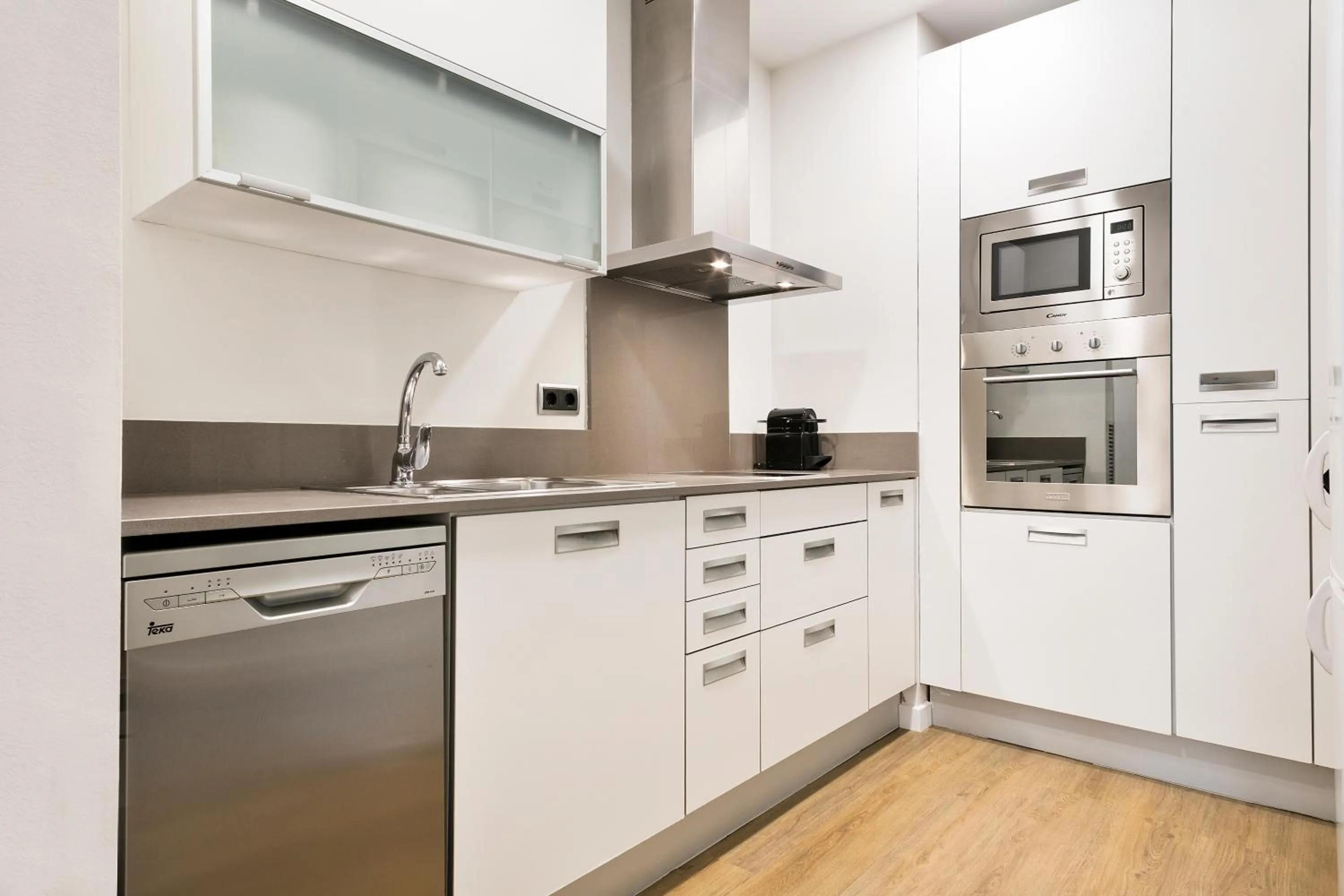 Kitchen or kitchenette in Vale Suites