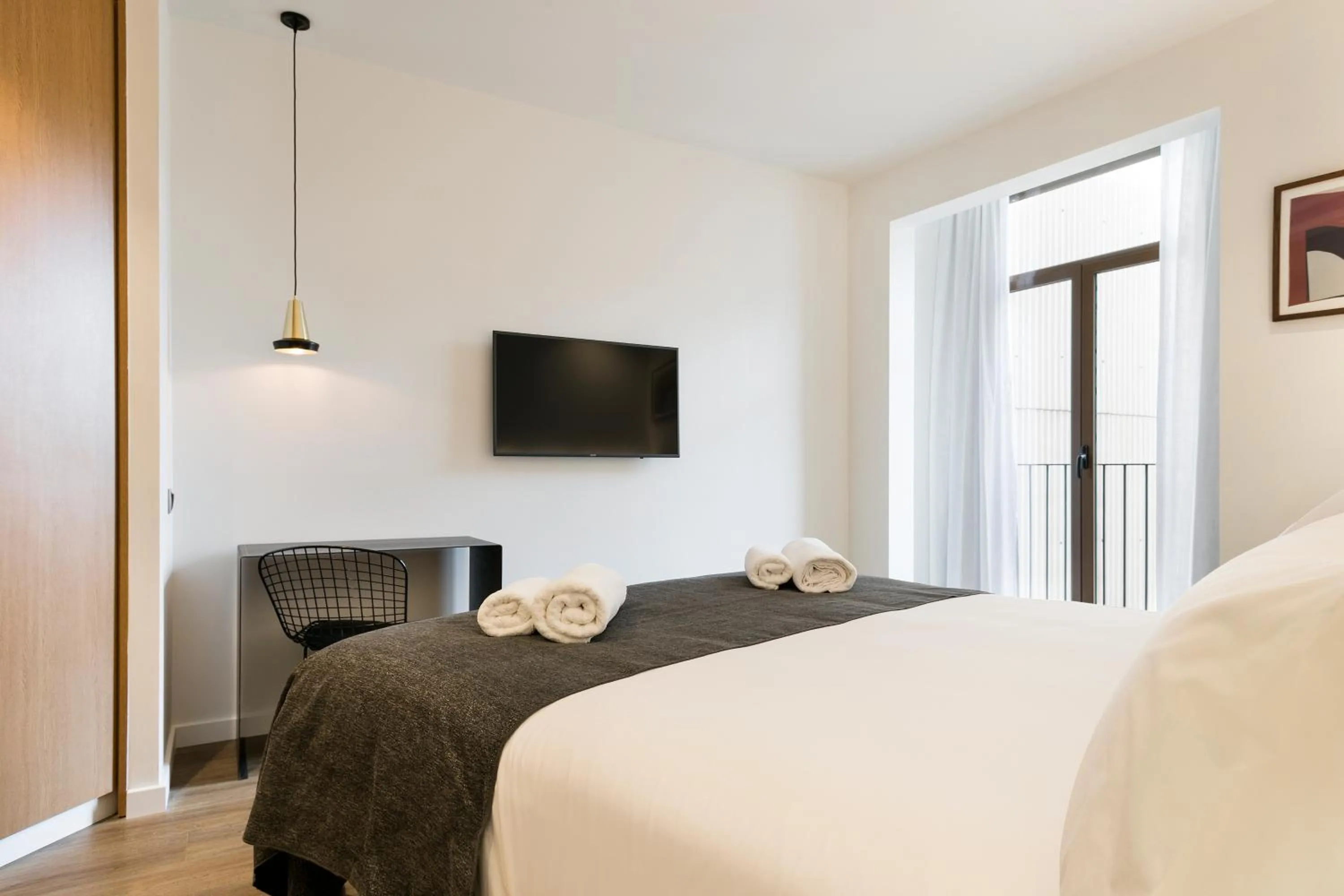 Seating area, Bed in Vale Suites